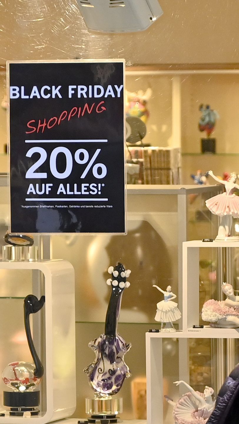 Da die Geschäfte während des harten Coronavirus-Lockdown geschlossen bleiben, verlagert sich das "Black Friday"-Geschäft wohl auf den Online-Handel.