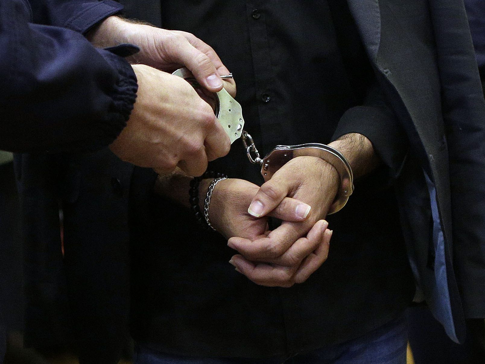Nach mehreren Raubüberfällen in Wien klickten für einen 19-Jährigen die Handschellen.