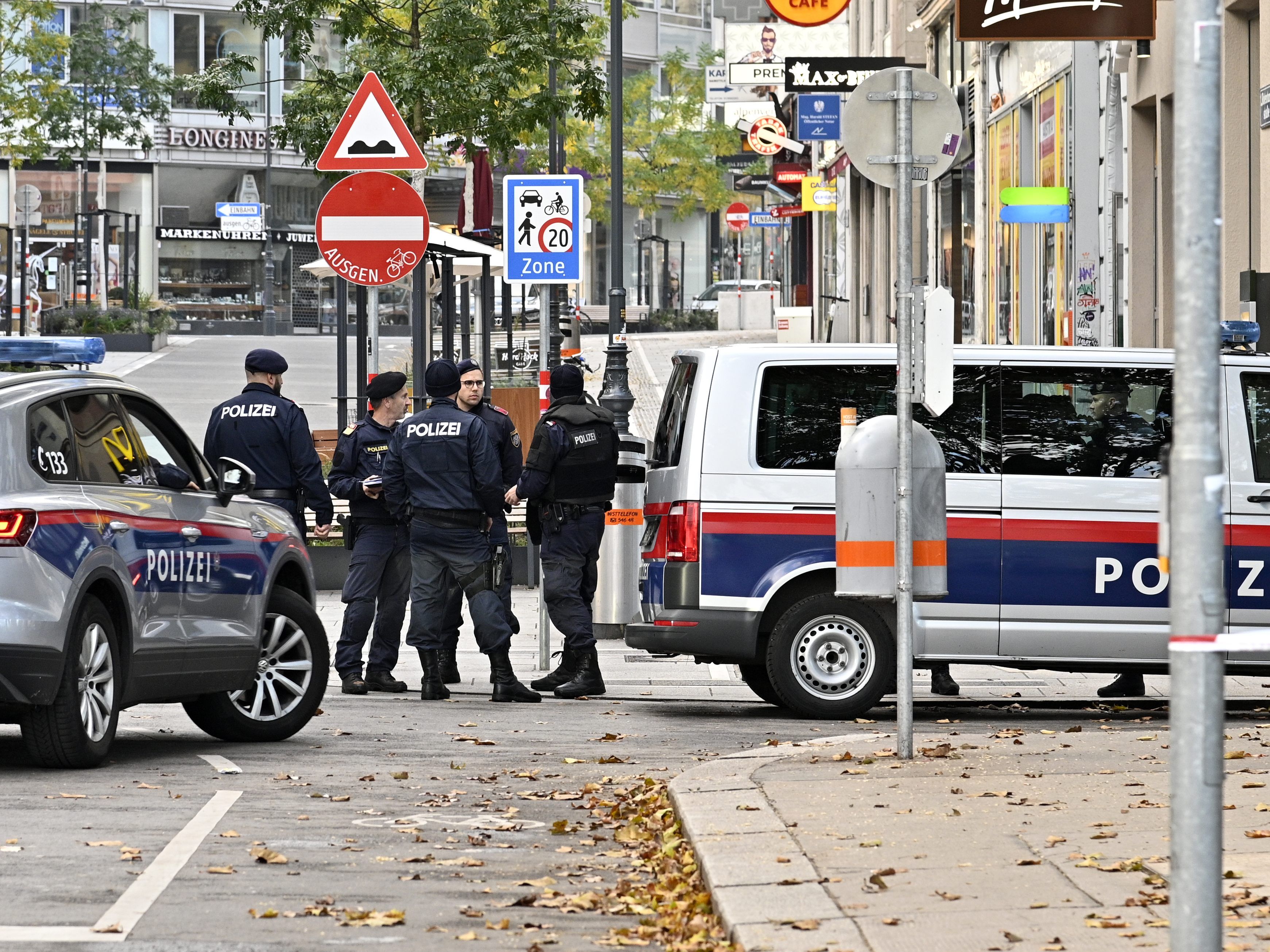 100 Ermittler sichteten die Daten zum Anschlag in Wien, die auf die Polizei-Upload-Plattform hochgeladen wurden. 100 Ermittler sichteten die Daten zum Anschlag in Wien, die auf die Polizei-Upload-Plattform hochgeladen wurden.