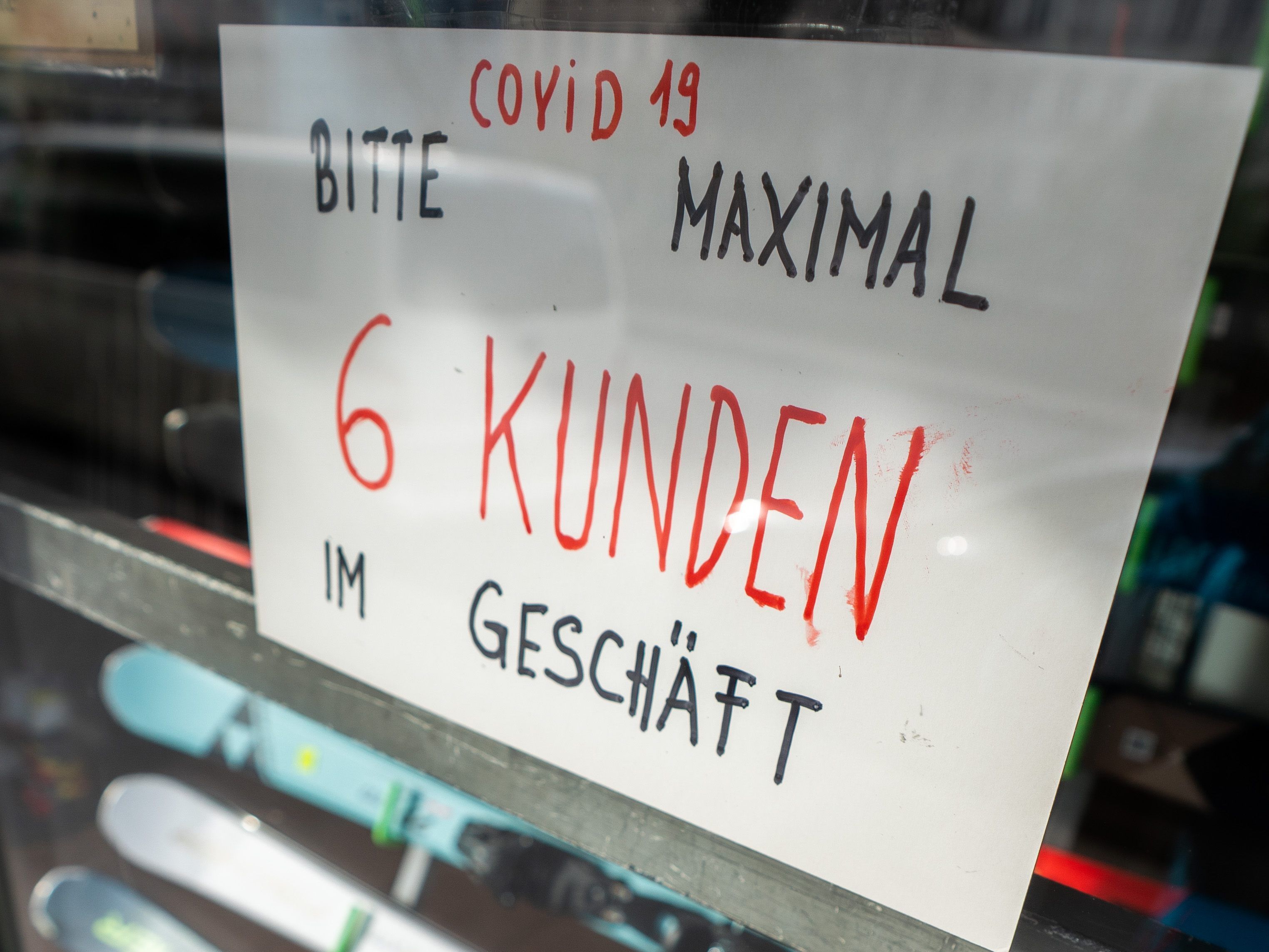 Der Handel bereitet sich auf die Öffnung vor. Der Handel bereitet sich auf die Öffnung vor.
