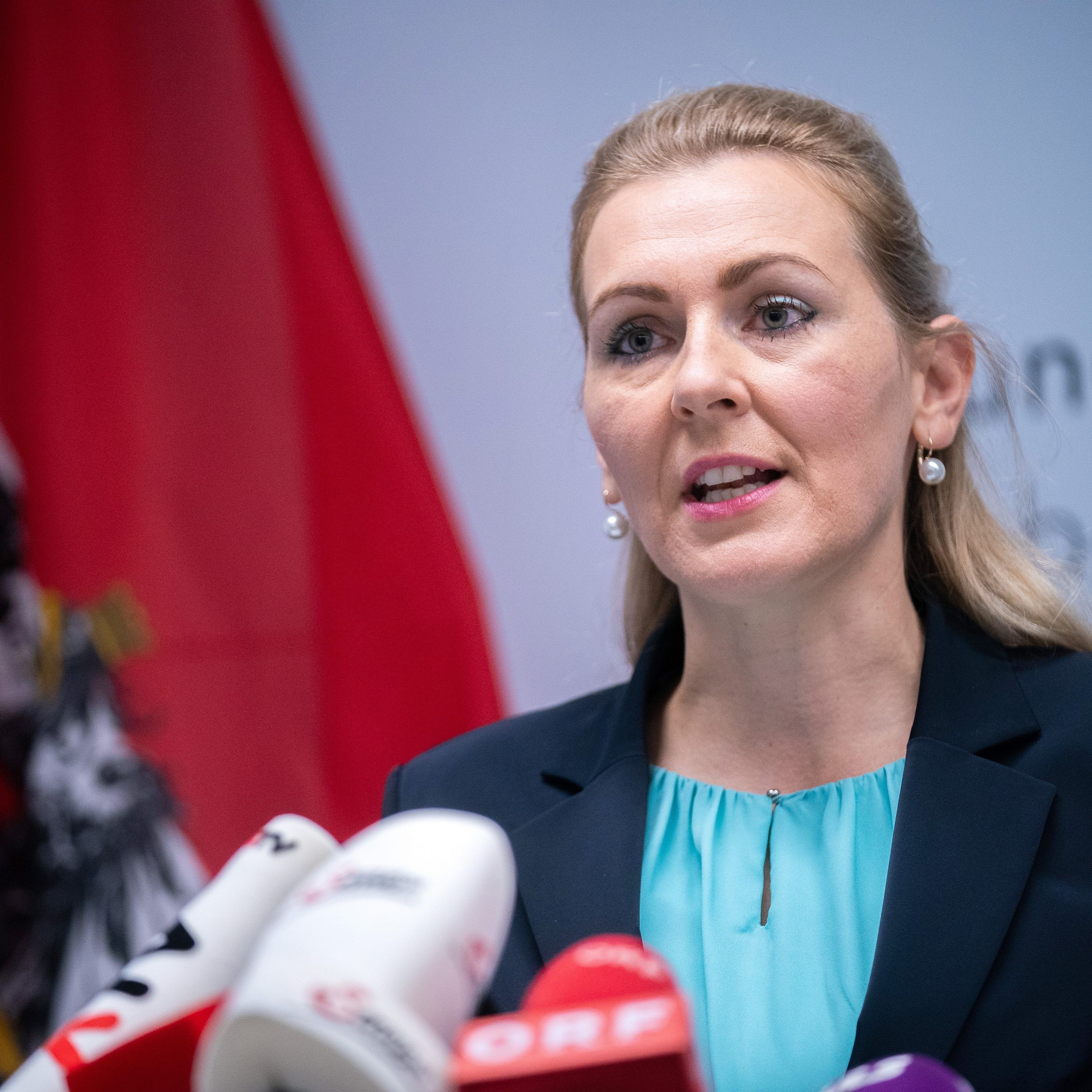 Aschbacher rechnet mit 500.000 Arbeitslosen bis Ende 2020.