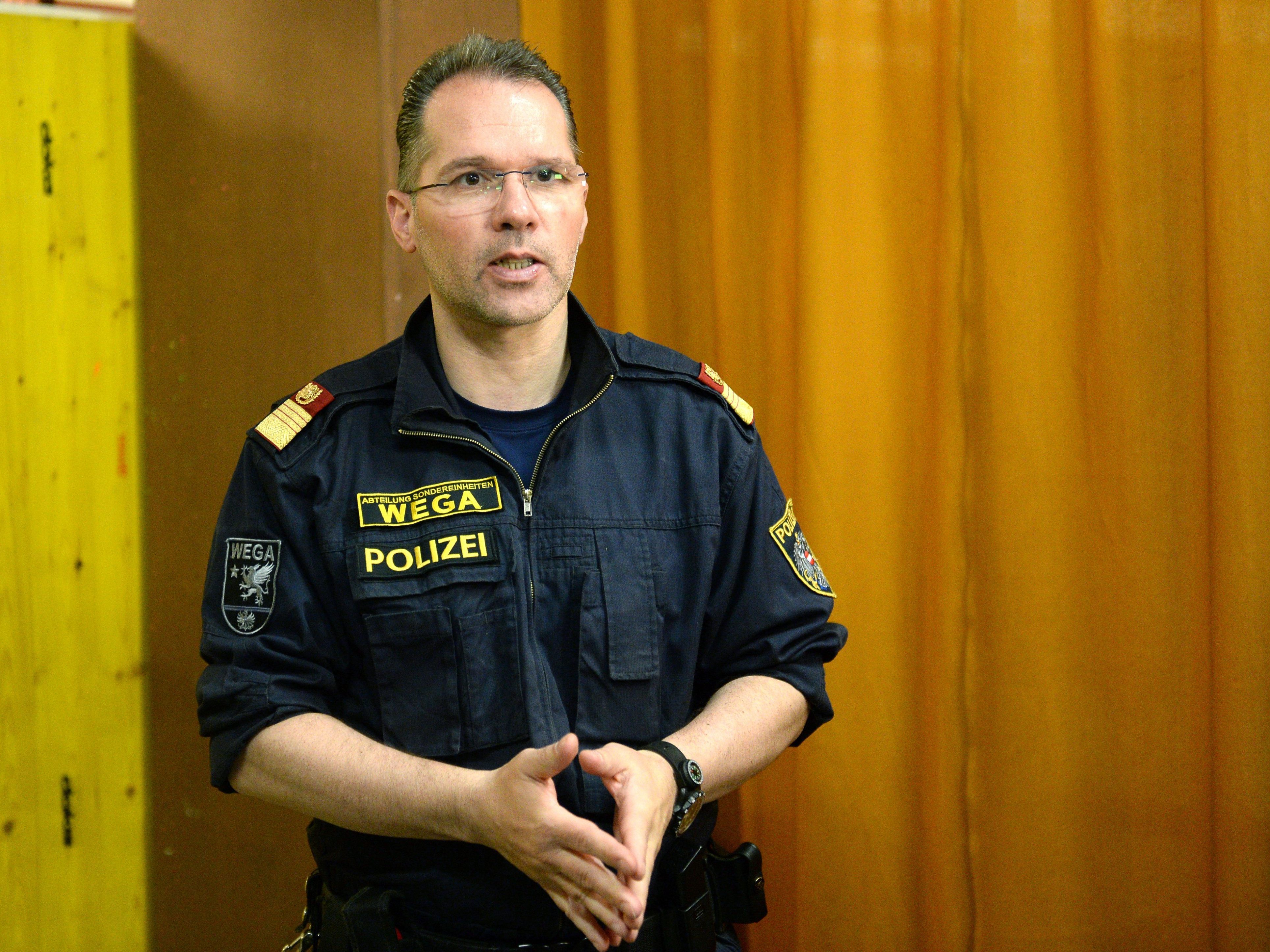Ernst Albrecht hat einige lange Tage hinter sich. Ernst Albrecht hat einige lange Tage hinter sich.