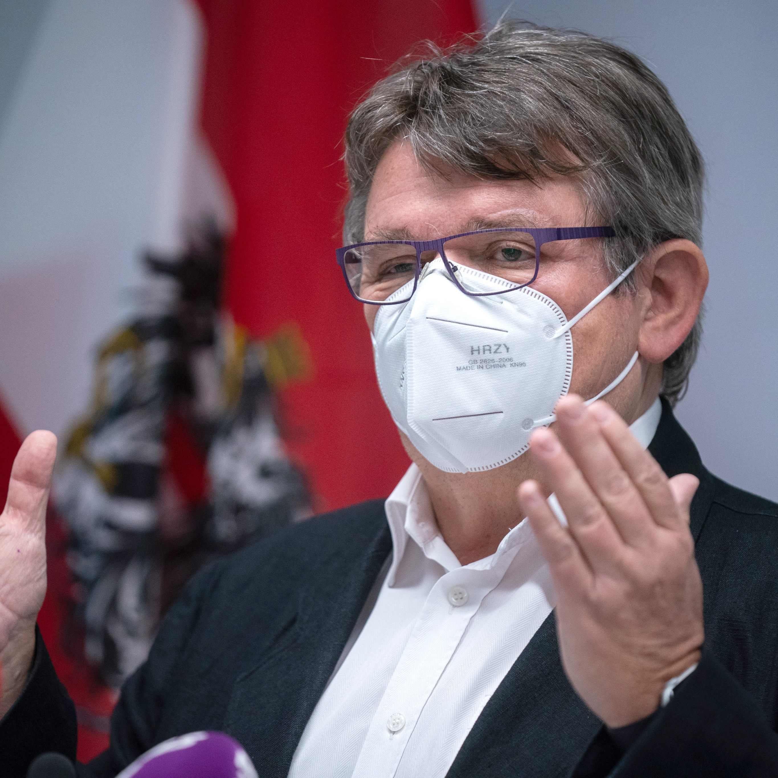 "Mit uns kann man über alles reden" - Aber nicht ohne Coronatausender und Maskenpause.