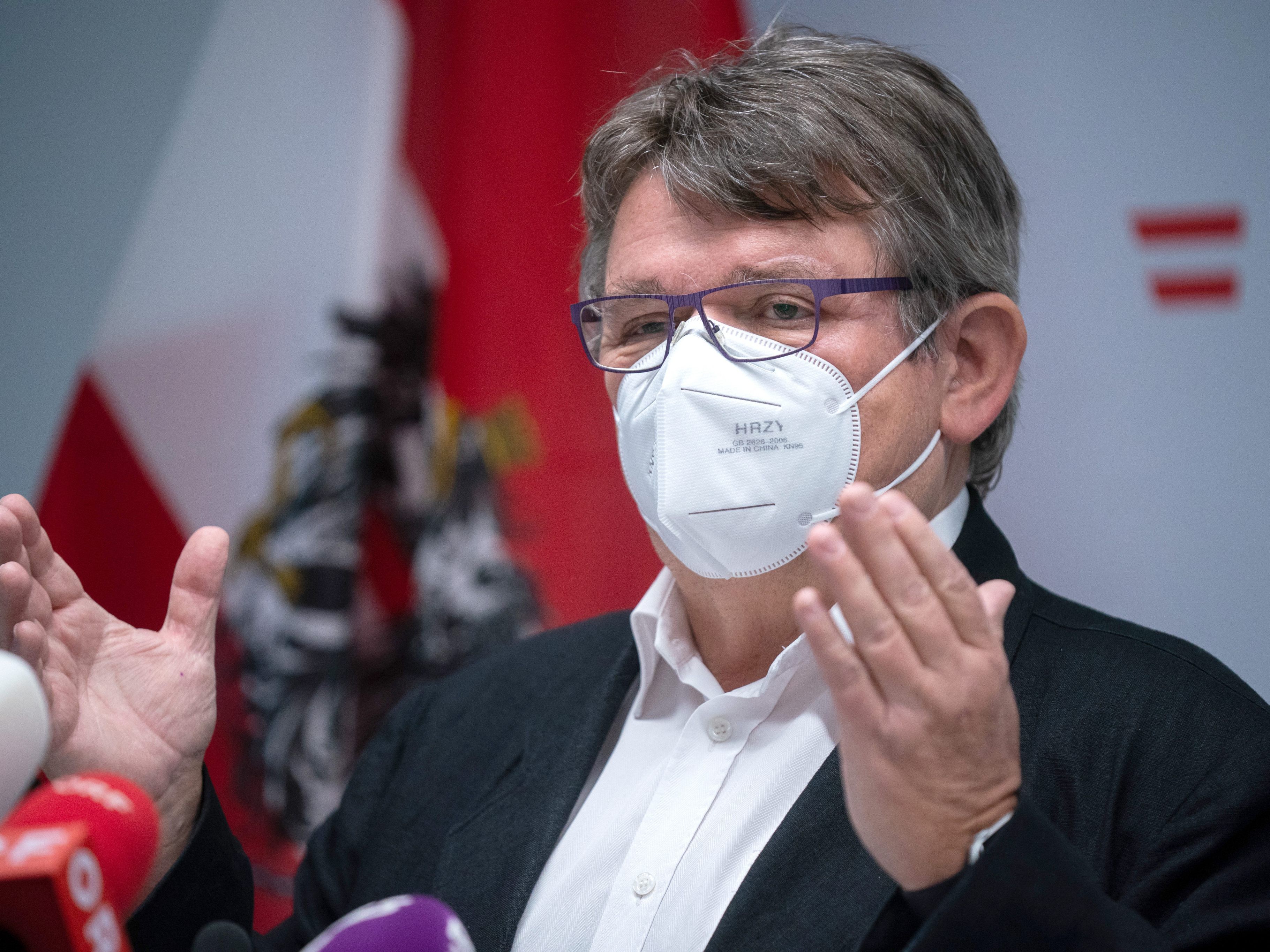"Mit uns kann man über alles reden" - Aber nicht ohne Coronatausender und Maskenpause.