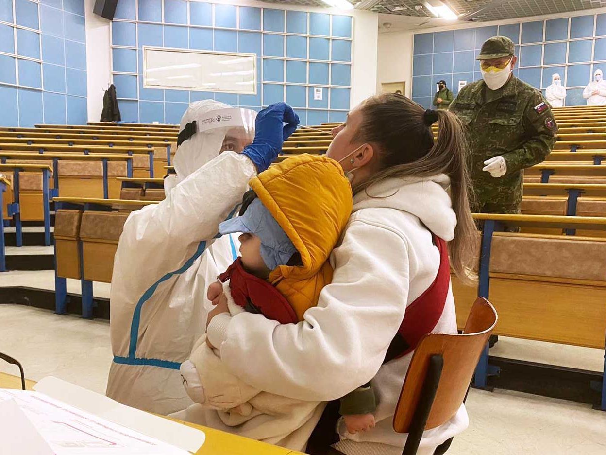 Das Bundesheer hat schon bei den Coronavirus-Massentests in der Slowakei geholfen und dabei wertvolle Erfahrungen gesammelt. Das Bundesheer hat schon bei den Coronavirus-Massentests in der Slowakei geholfen und dabei wertvolle Erfahrungen gesammelt.