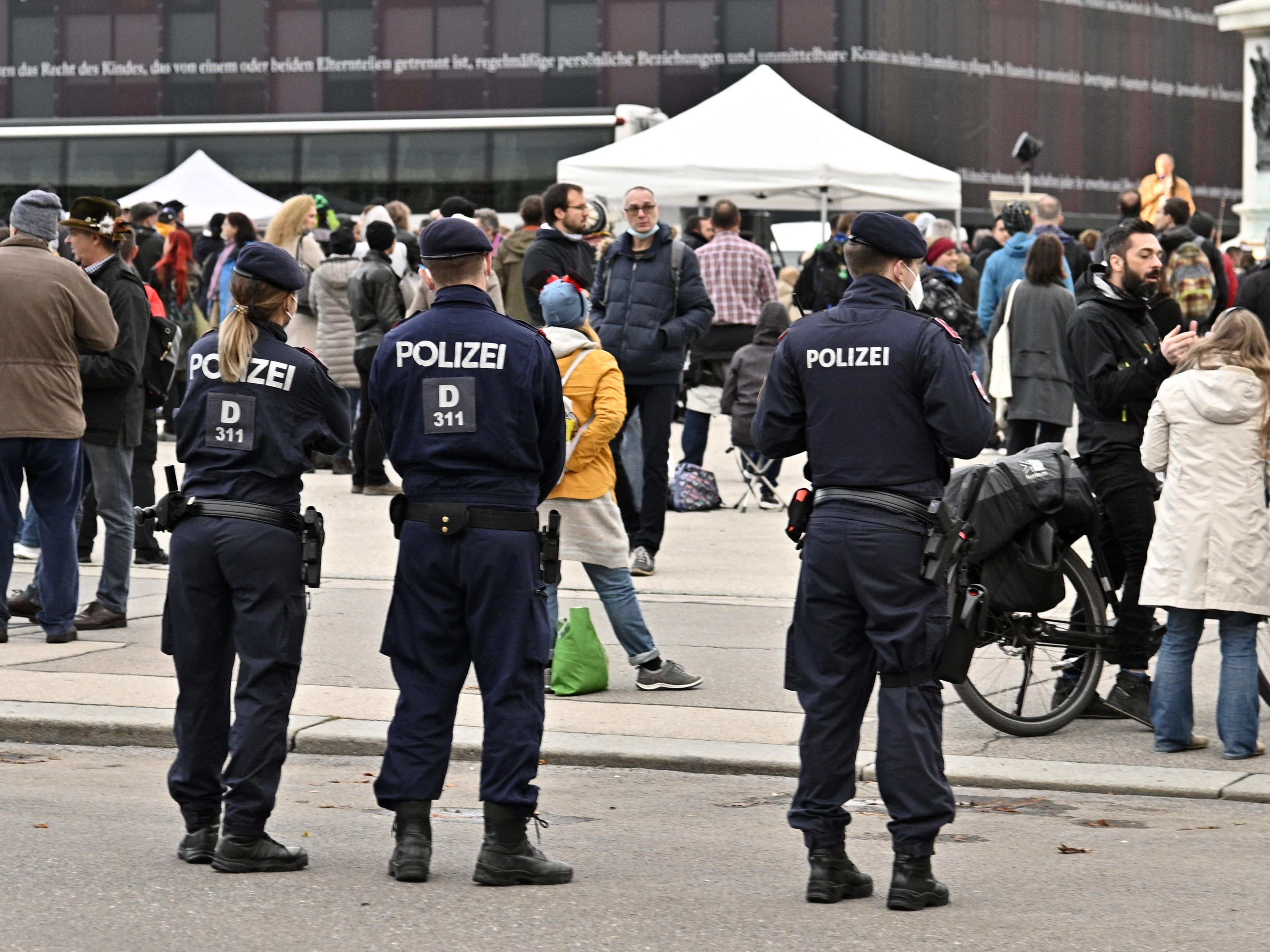 Die Polizei löste die Kundgebung "Coronawahnsinn" in der Wiener Innenstadt auf. Die Polizei löste die Kundgebung "Coronawahnsinn" in der Wiener Innenstadt auf.