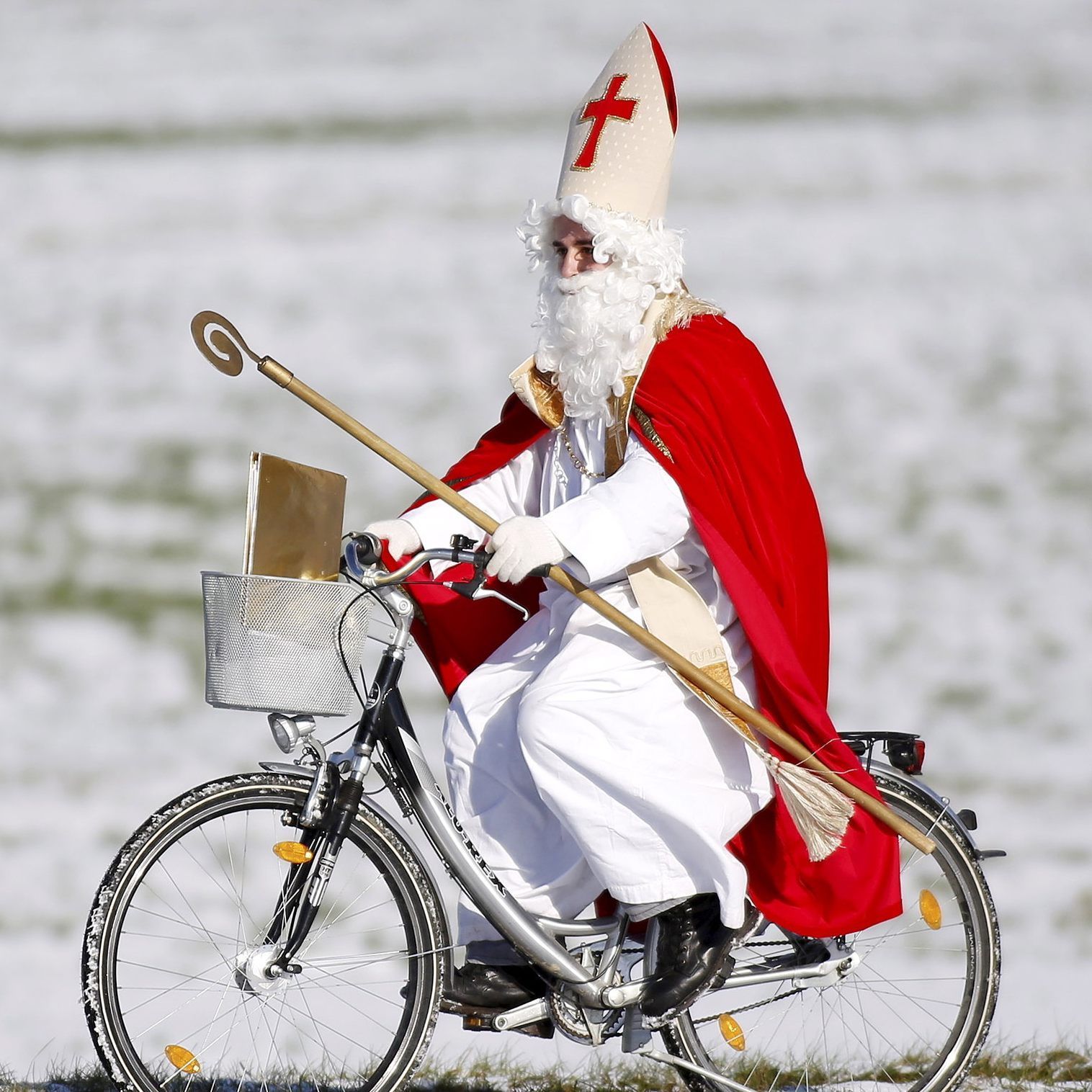 Auch der Heilige muss Hygiene-Maßnahmen einhalten