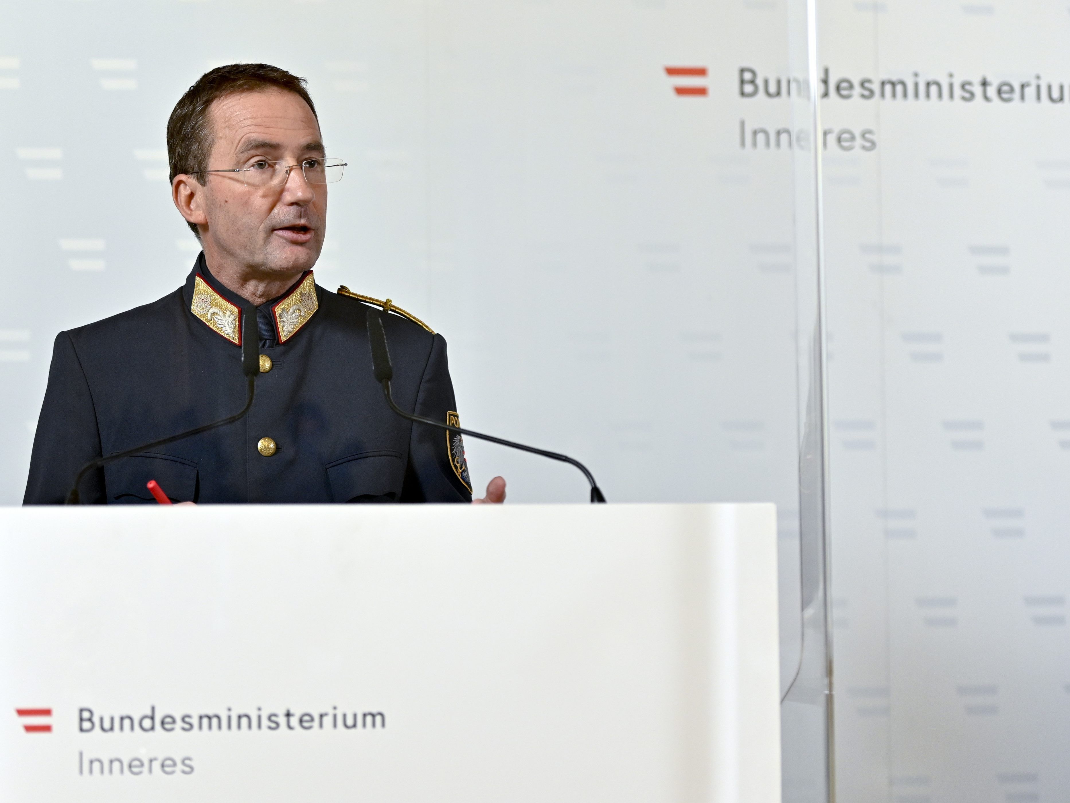 Der Wiener Polizeipräsident Gerhard Pürstl bleibt bei der Einzeltäter-Theorie rund um den Anschlag in Wien Der Wiener Polizeipräsident Gerhard Pürstl bleibt bei der Einzeltäter-Theorie rund um den Anschlag in Wien
