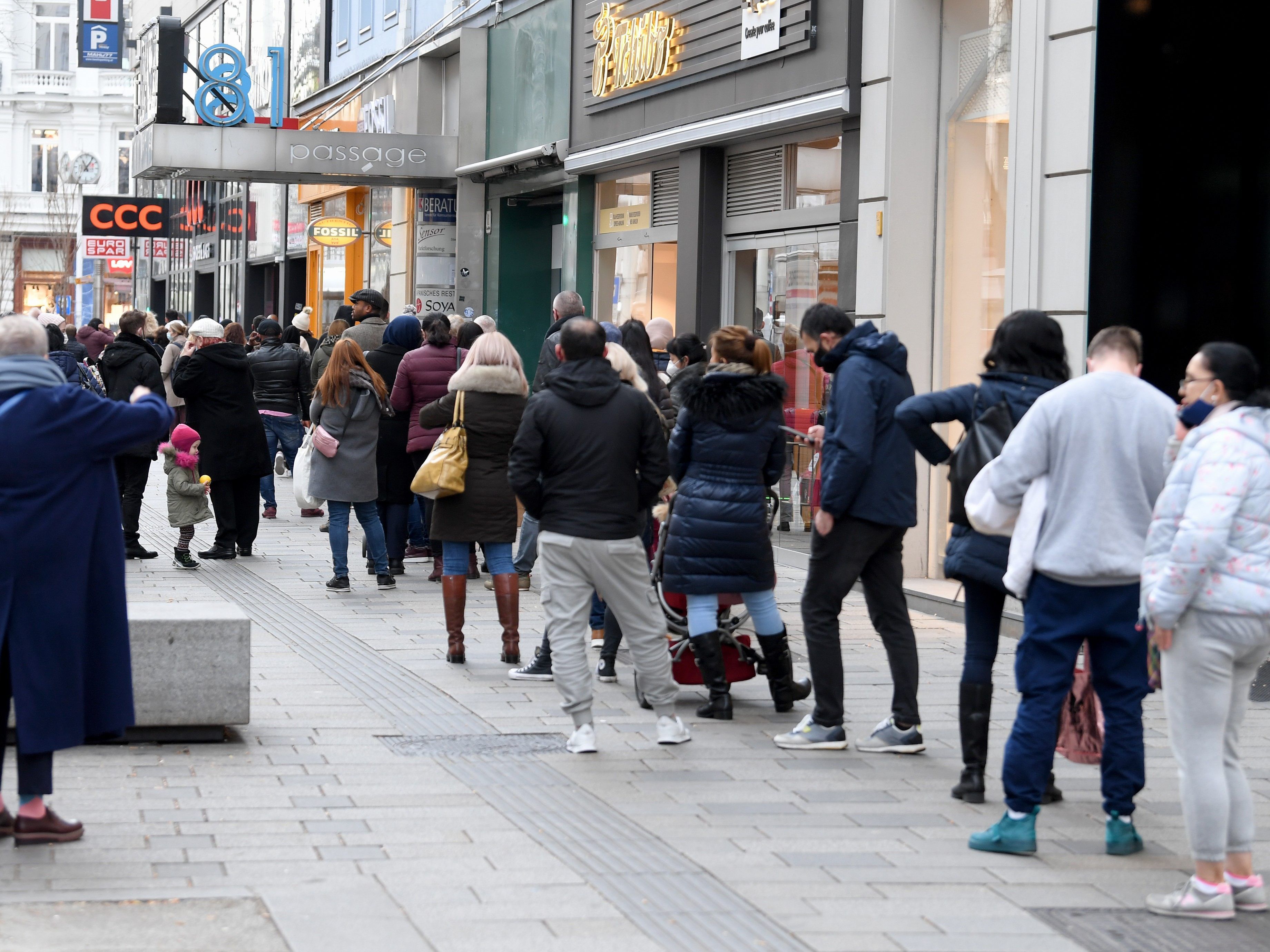 Vor Inkrafttreten des Lockdowns wurde in Wien noch ordentlich geshoppt. Vor Inkrafttreten des Lockdowns wurde in Wien noch ordentlich geshoppt.