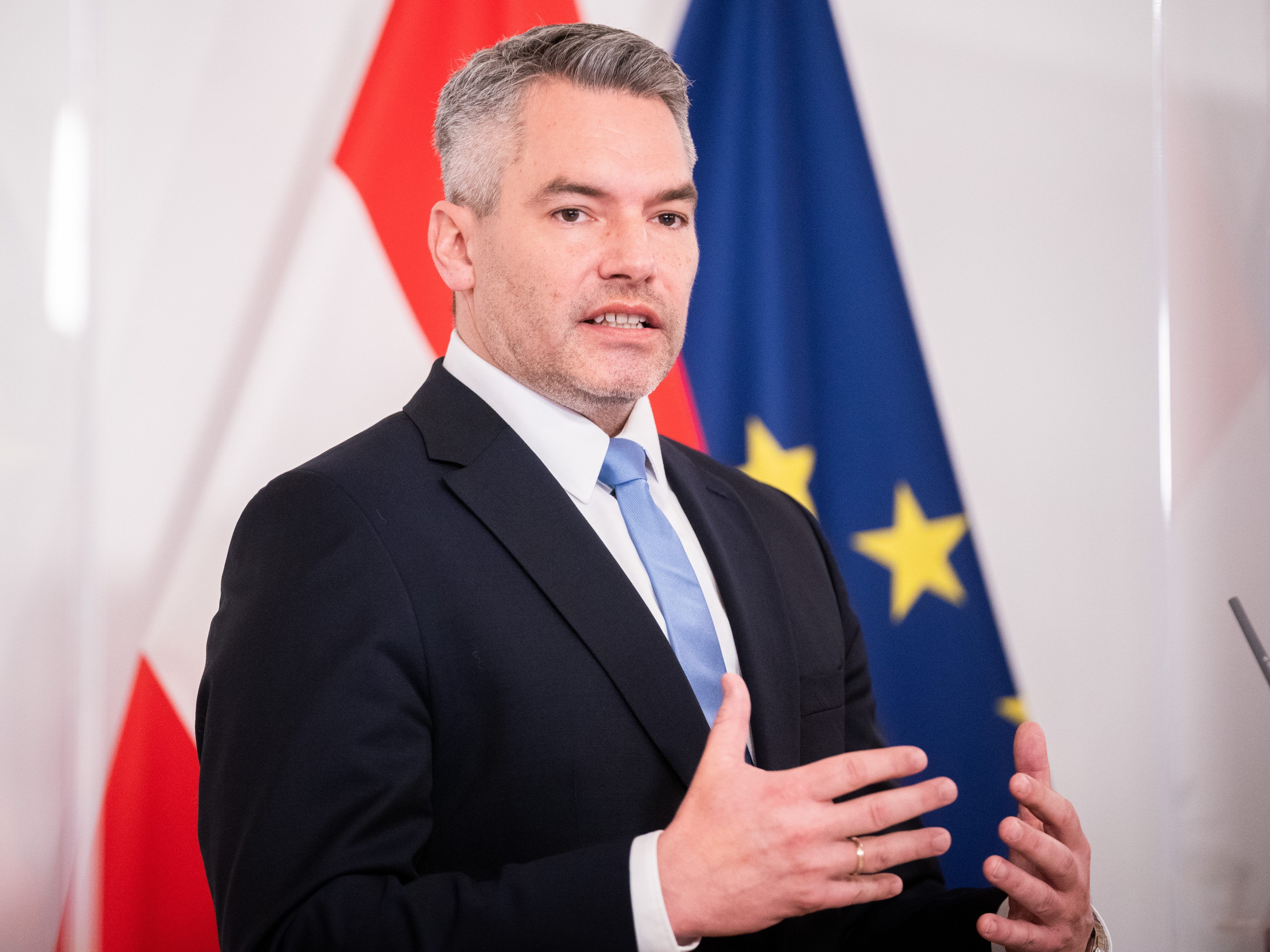 Innenminister Nehammer kündigte nach dem Anschlag in Wien nun die Überwachung von Kirchen an Innenminister Nehammer kündigte nach dem Anschlag in Wien nun die Überwachung von Kirchen an
