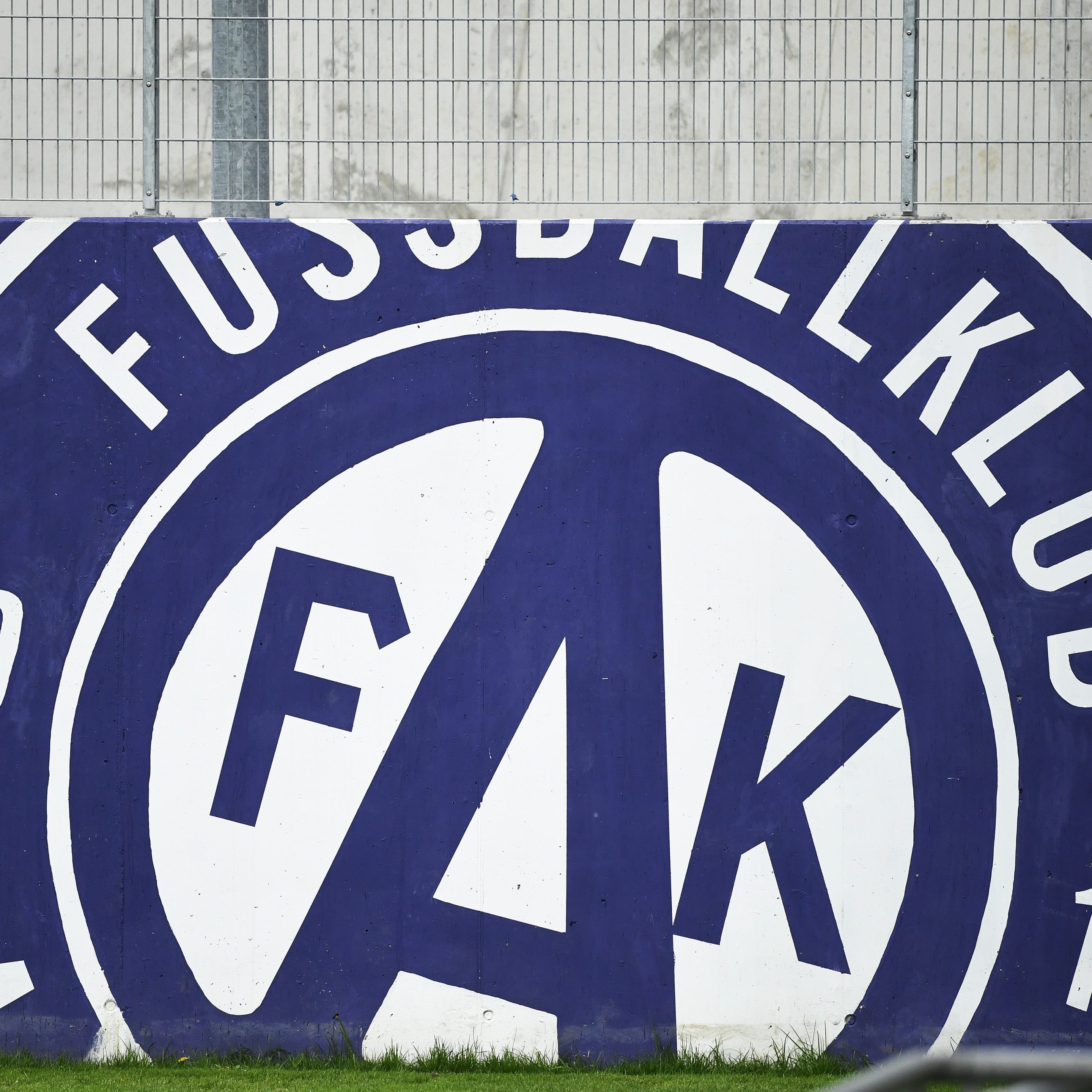 Die Spieler der Wiener Austria werden mit einem Sondertrikot einlaufen.