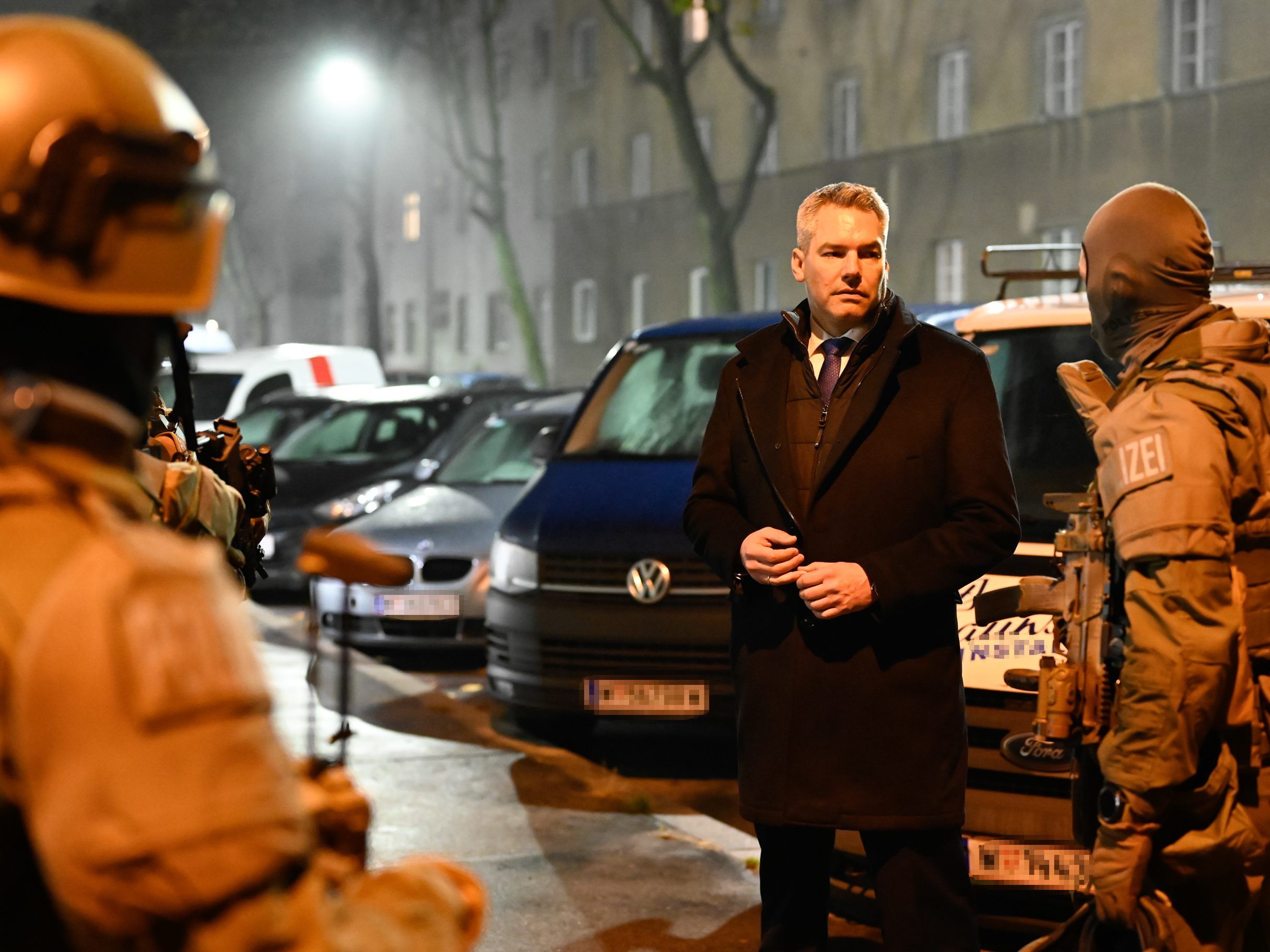 Schlag gegen Muslimbrüder und Hamas: Innenminister Karl Nehammer mit Einsatzkräften im Rahmen der Operation "Luxor" in Wien.