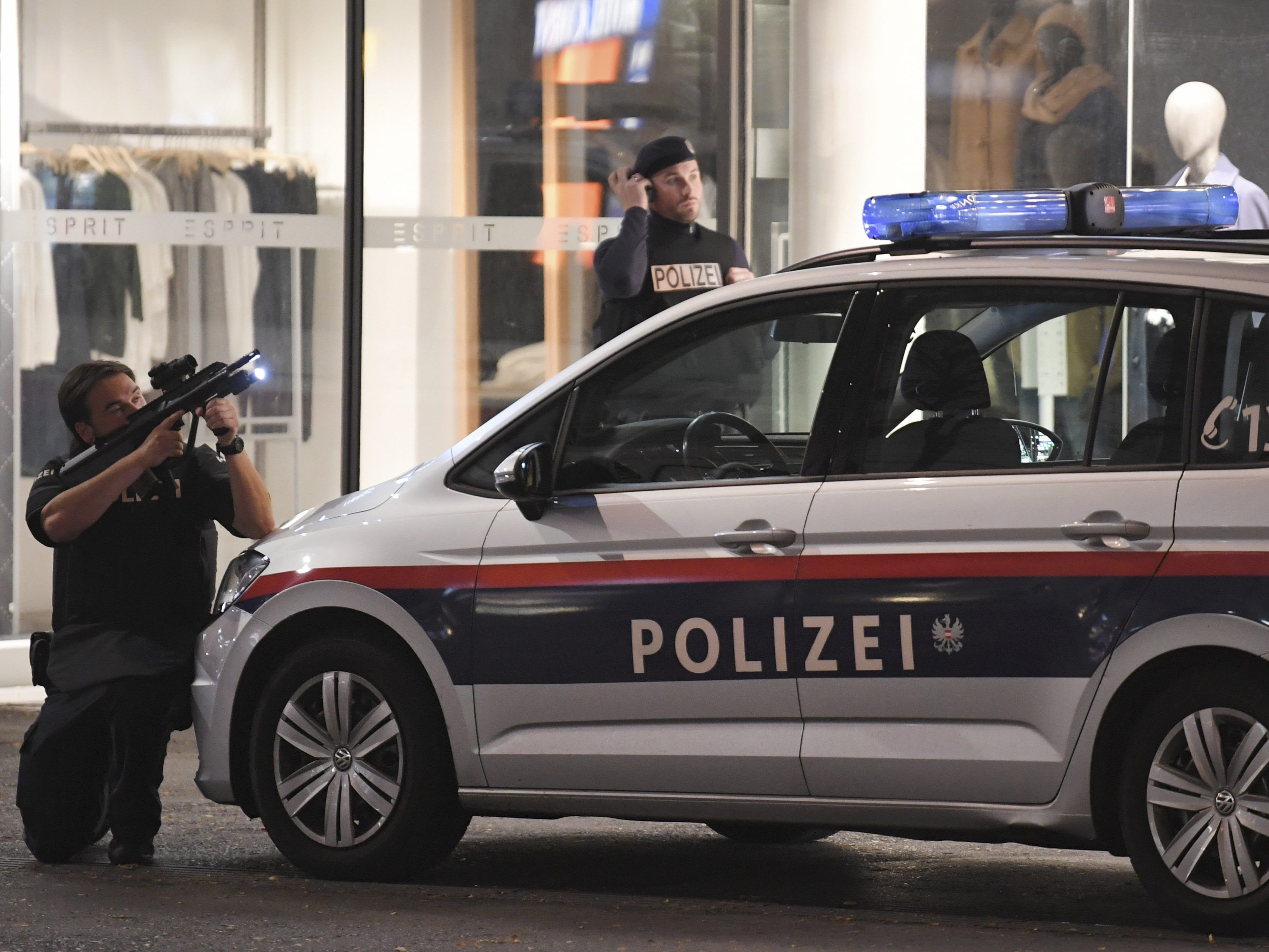 Die Wiener Polizei fahndet mit Hochdruck nach den Tätern. Die Wiener Polizei fahndet mit Hochdruck nach den Tätern.