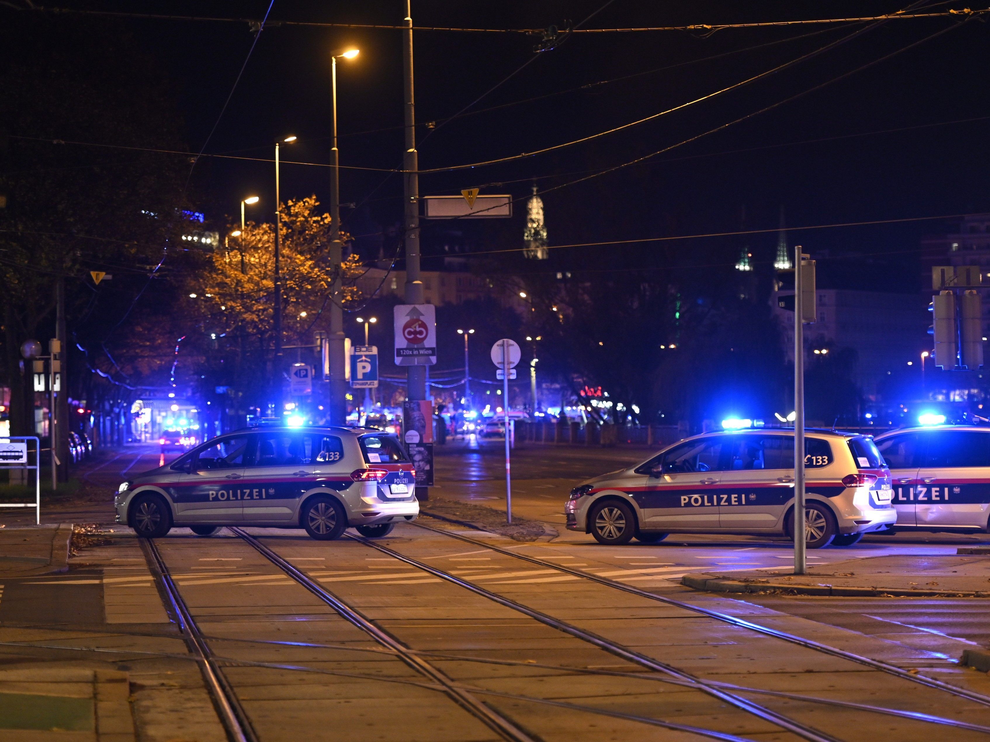 Ein Bekannter des Wien-Attentäters hat angeblich versucht, diesen von seinem Vorhaben abzubringen. Ein Bekannter des Wien-Attentäters hat angeblich versucht, diesen von seinem Vorhaben abzubringen.
