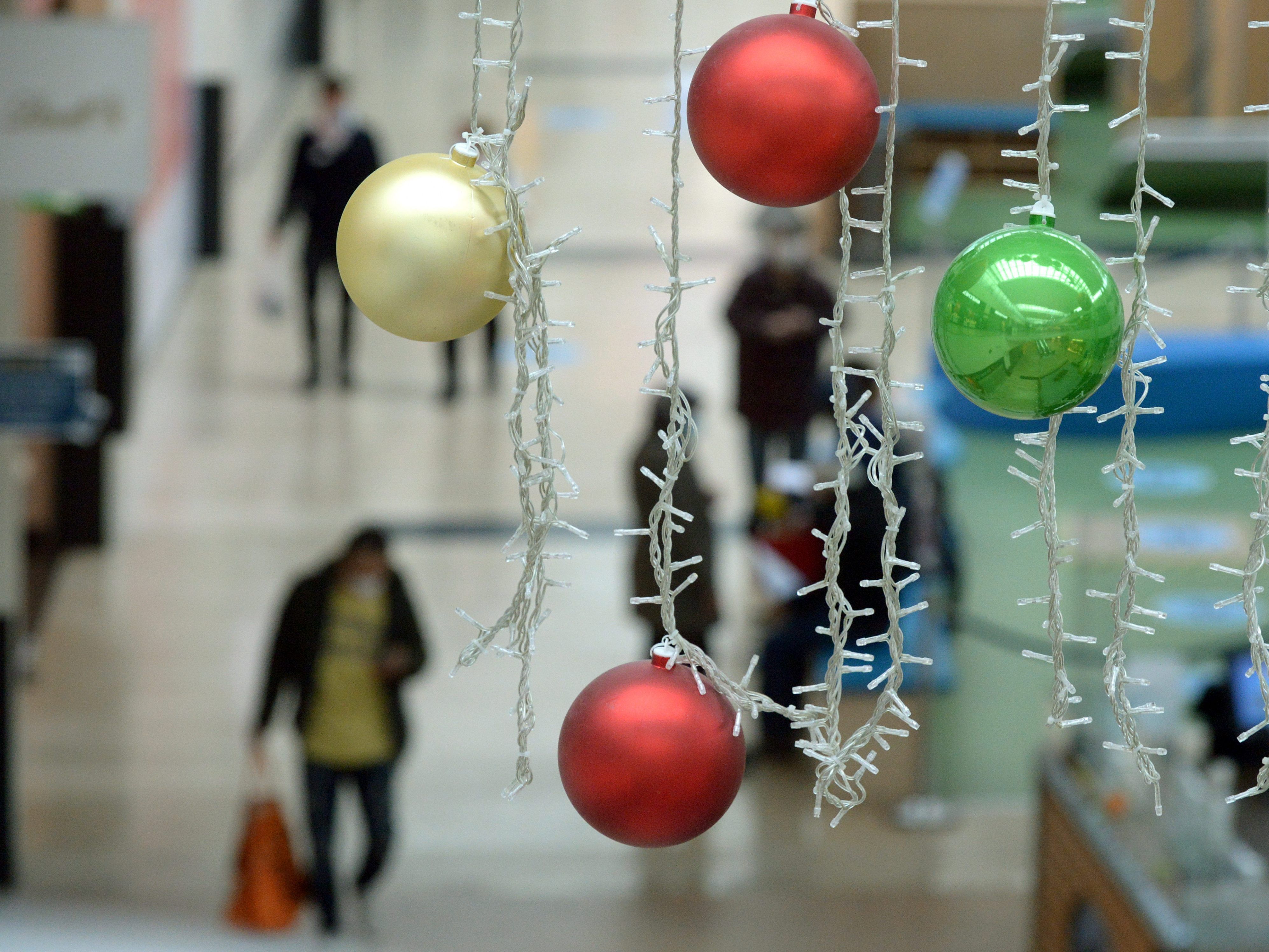 Laut einer Umfrage ist die Bevölkerung gegen eine Sonntagsöffnung vor Weihnachten. Laut einer Umfrage ist die Bevölkerung gegen eine Sonntagsöffnung vor Weihnachten.