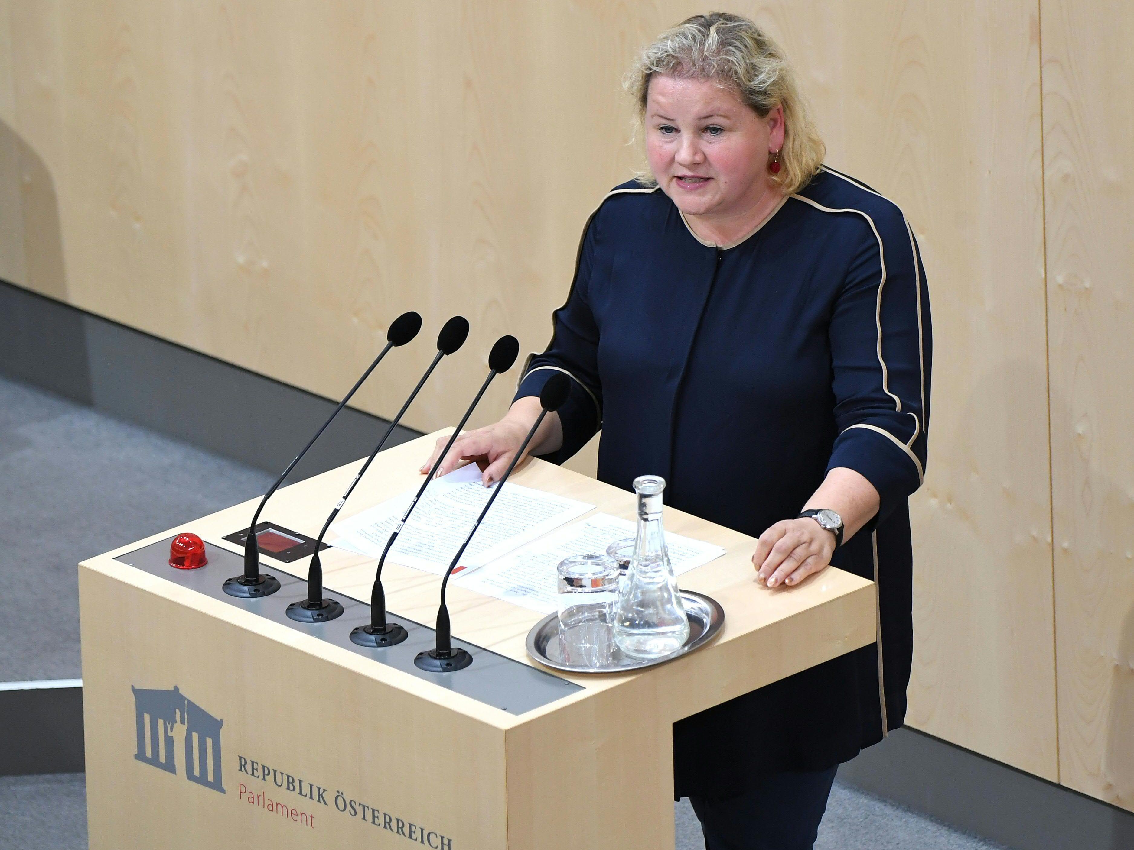 Korinna Schumann fordert unter anderem die Möglichkeit auf frühzeitigen Mutterschutz.