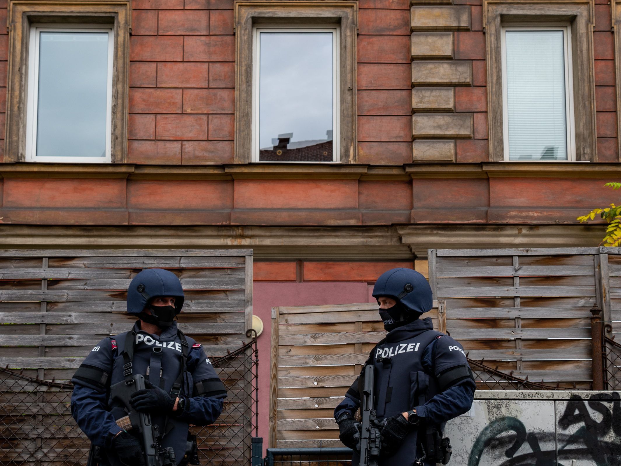 Nach dem Terrorakt in Wien: Offenbar gibt Terrorverdächtige unter den Festgenommenen. Nach dem Terrorakt in Wien: Offenbar gibt Terrorverdächtige unter den Festgenommenen.