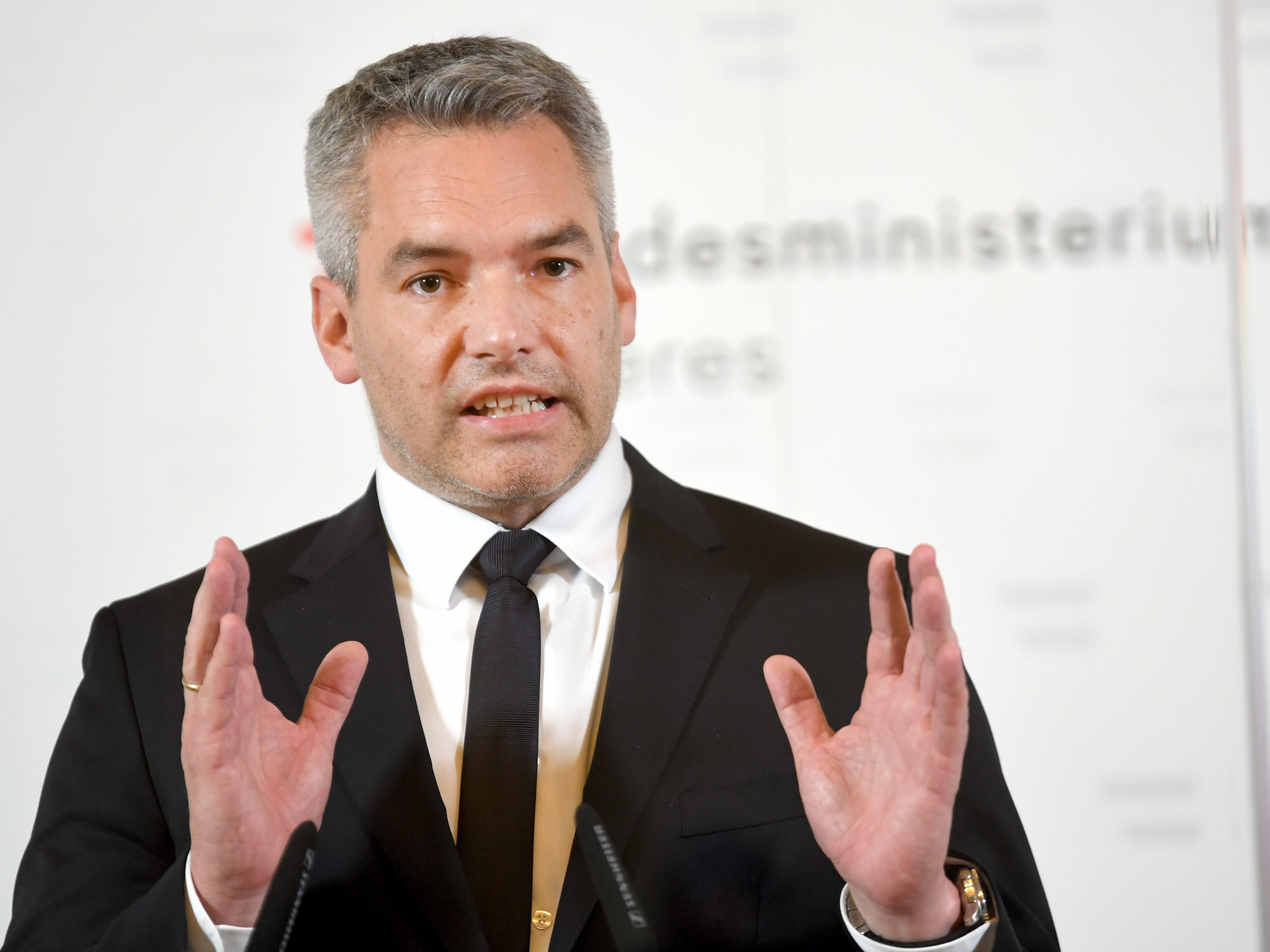 Innenminister Karl Nehammer informierte am Mittwch über die aktuelle Lage nach dem Anschlag in Wien. Innenminister Karl Nehammer informierte am Mittwch über die aktuelle Lage nach dem Anschlag in Wien.
