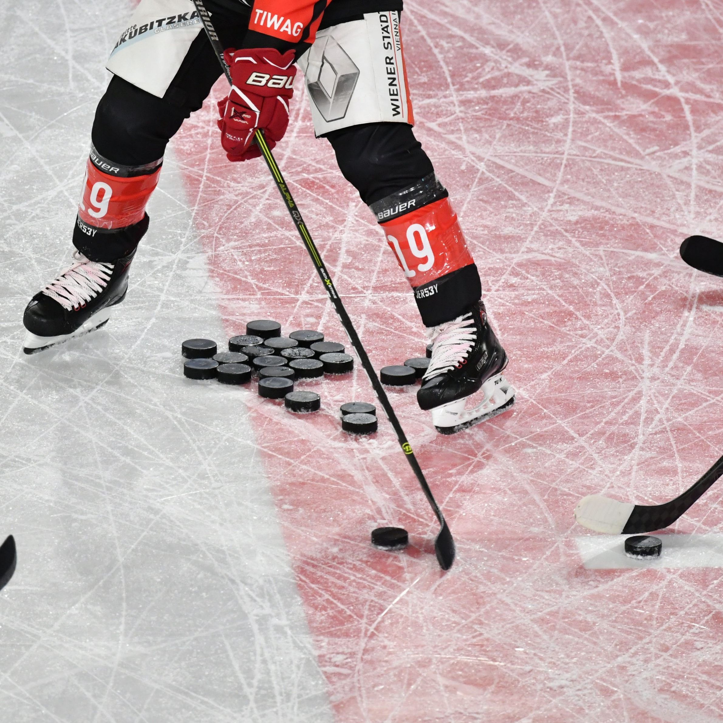 Die Eishockey-Liga hat einen intensiven Spielplan vor sich.