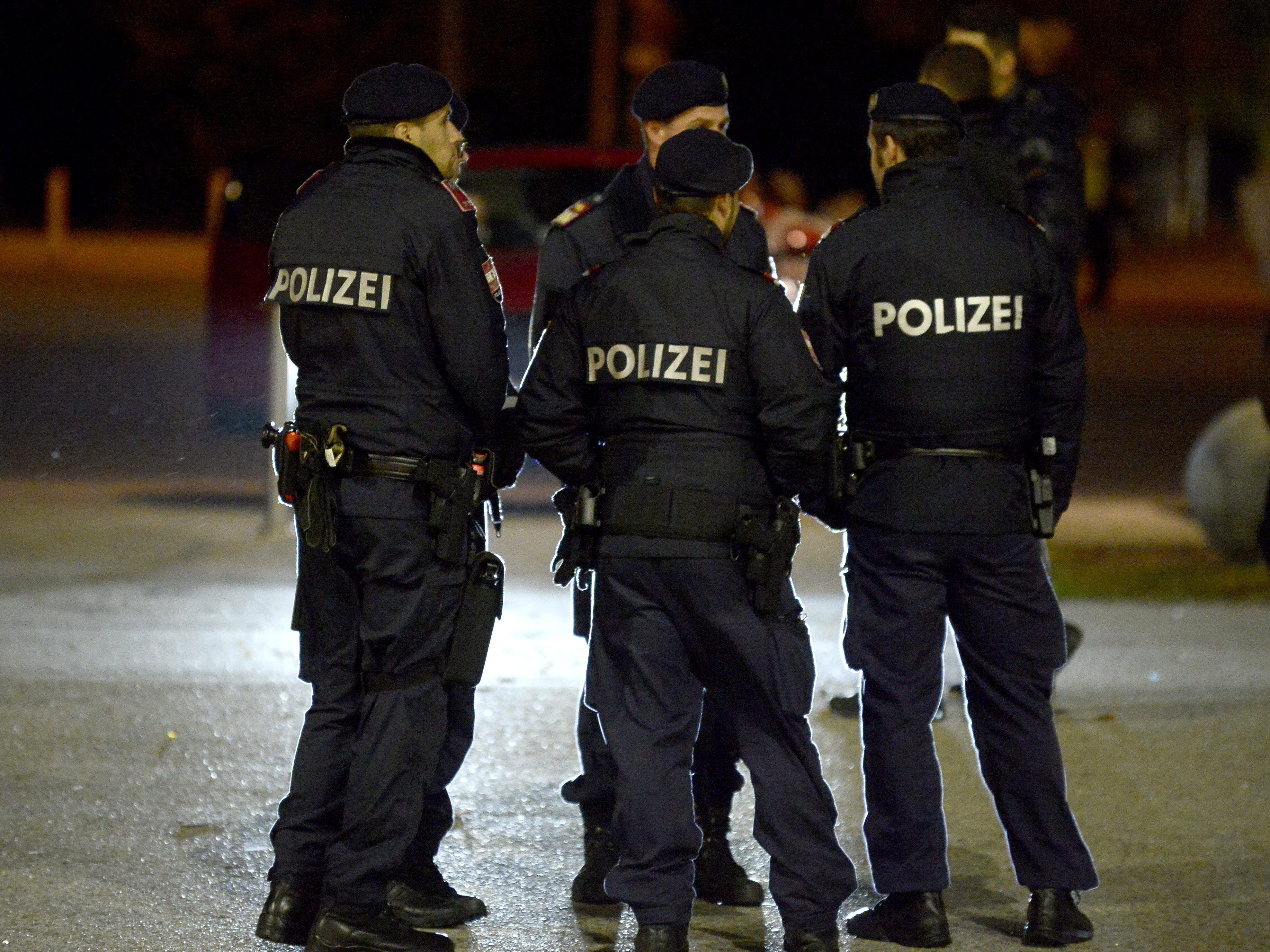 Die Frau attackierte die Polizeibeamten und wurde festgenommen. Die Frau attackierte die Polizeibeamten und wurde festgenommen.