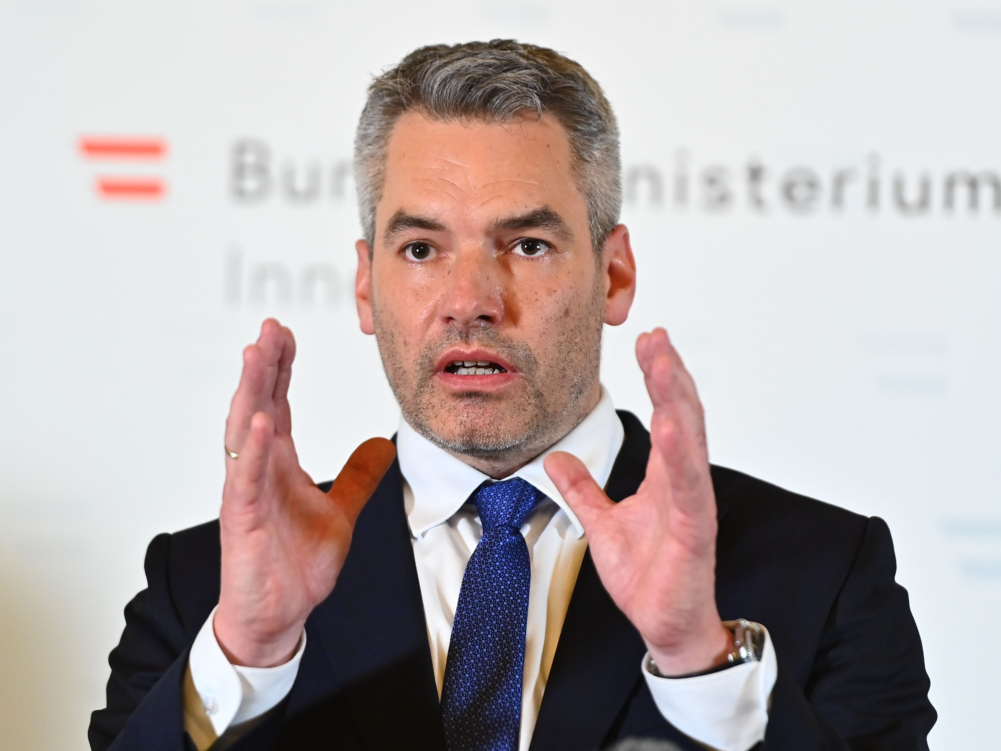 Nach Anschlag in Wien: 18 Hausdurchsuchungen in Wien und Niederösterreich. Nach Anschlag in Wien: 18 Hausdurchsuchungen in Wien und Niederösterreich.