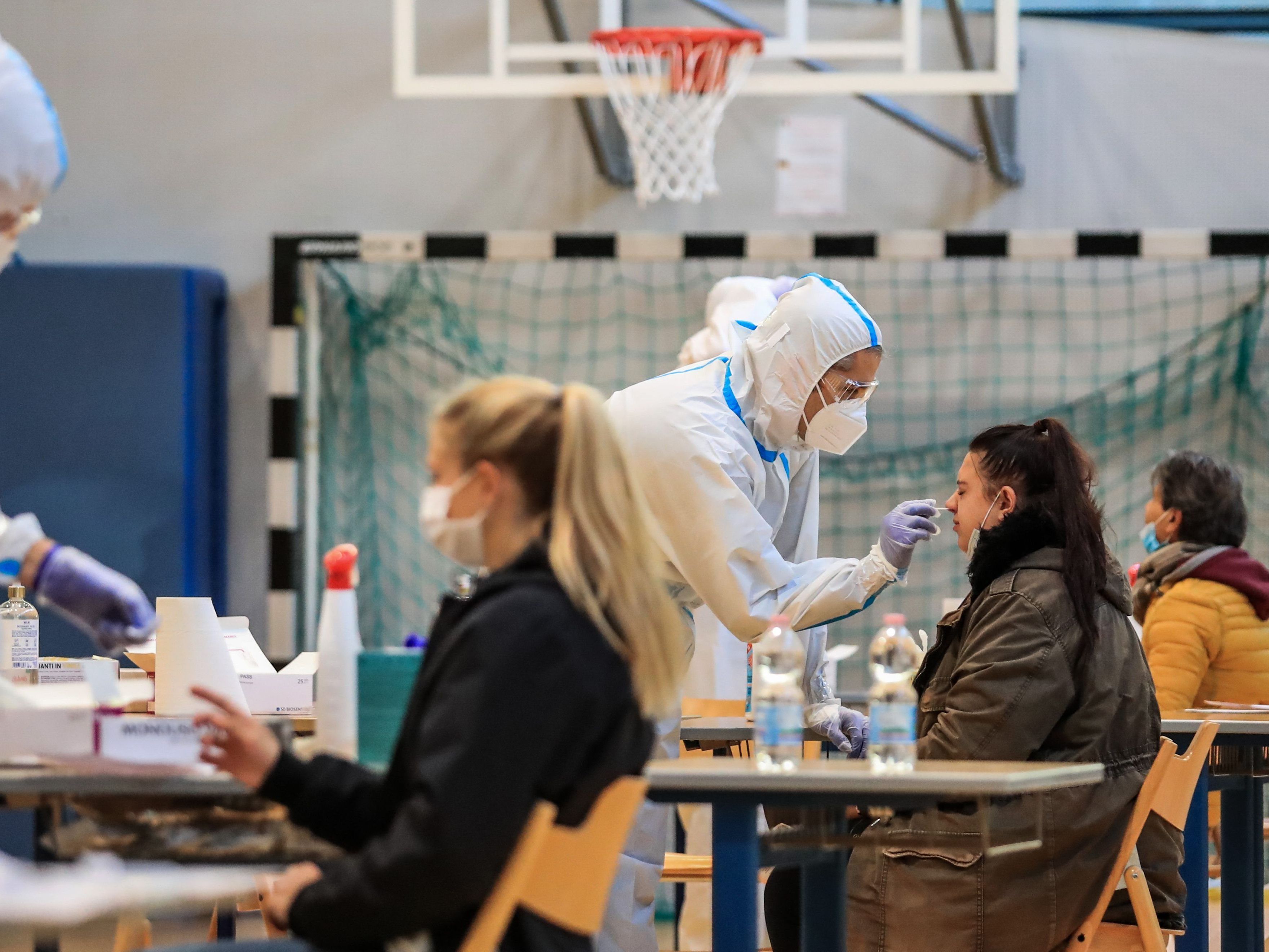 Danach folgen 40.000 Polizisten - Sieben Millionen Tests bestellt Danach folgen 40.000 Polizisten - Sieben Millionen Tests bestellt