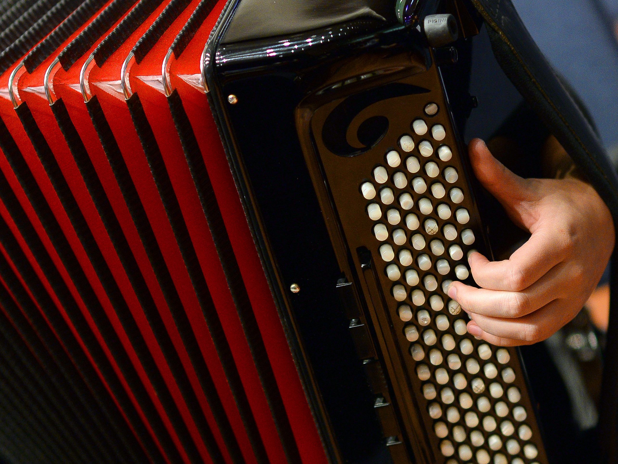 Ein 81-jähriger Italiener spielt seiner Frau Ständchen vor dem Krankenhaus.