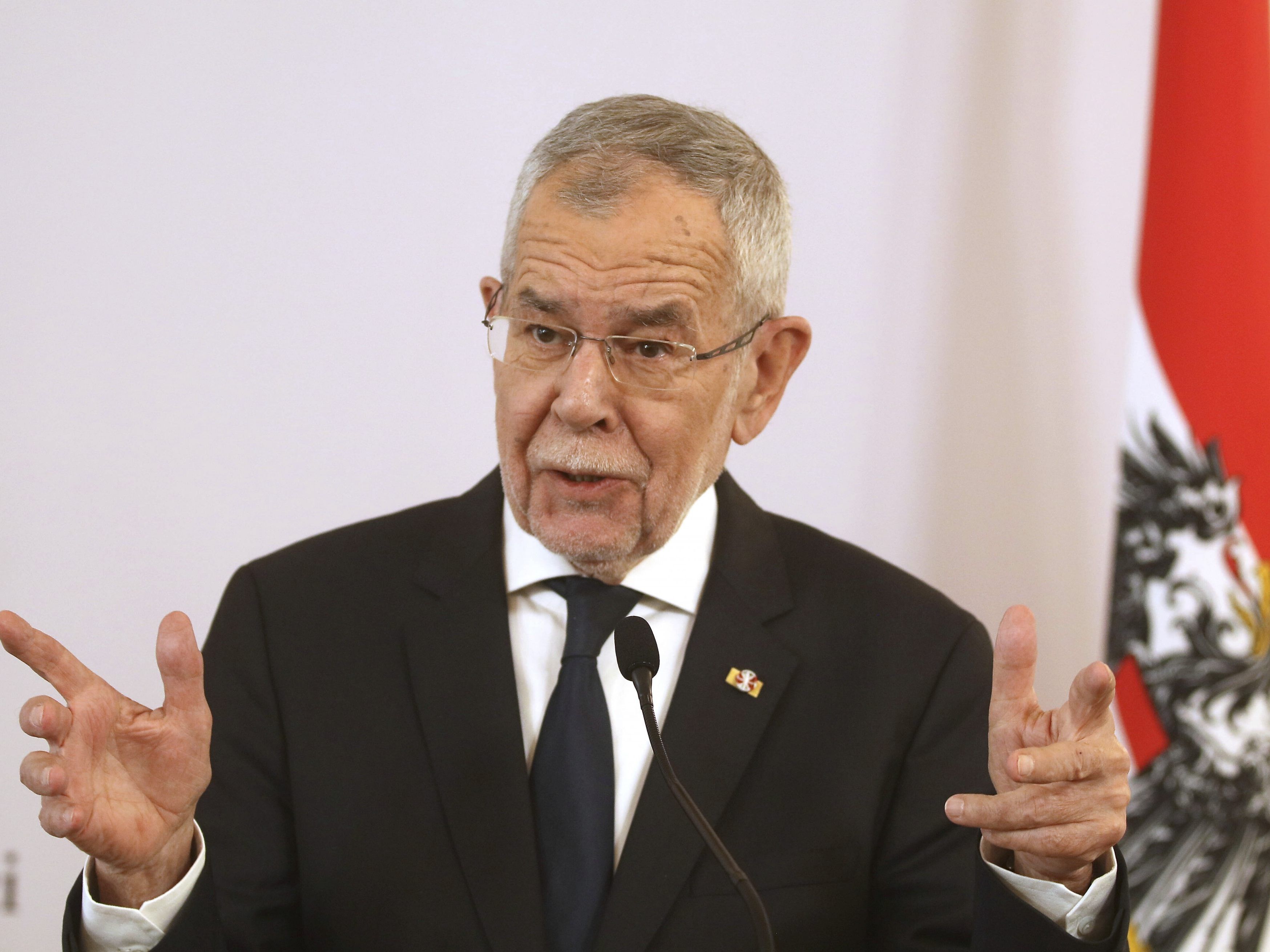 Van der Bellen wird sich in den nächsten Tagen noch zu Hause weiter auskurieren. Van der Bellen wird sich in den nächsten Tagen noch zu Hause weiter auskurieren.