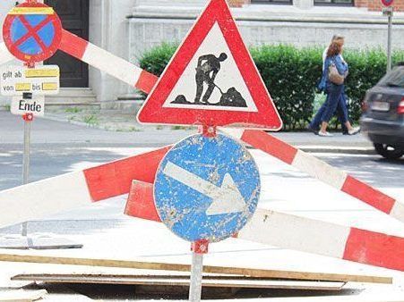 Bauarbeiten in der Cobenzlgasse in Wien-Döbling. Bauarbeiten in der Cobenzlgasse in Wien-Döbling.