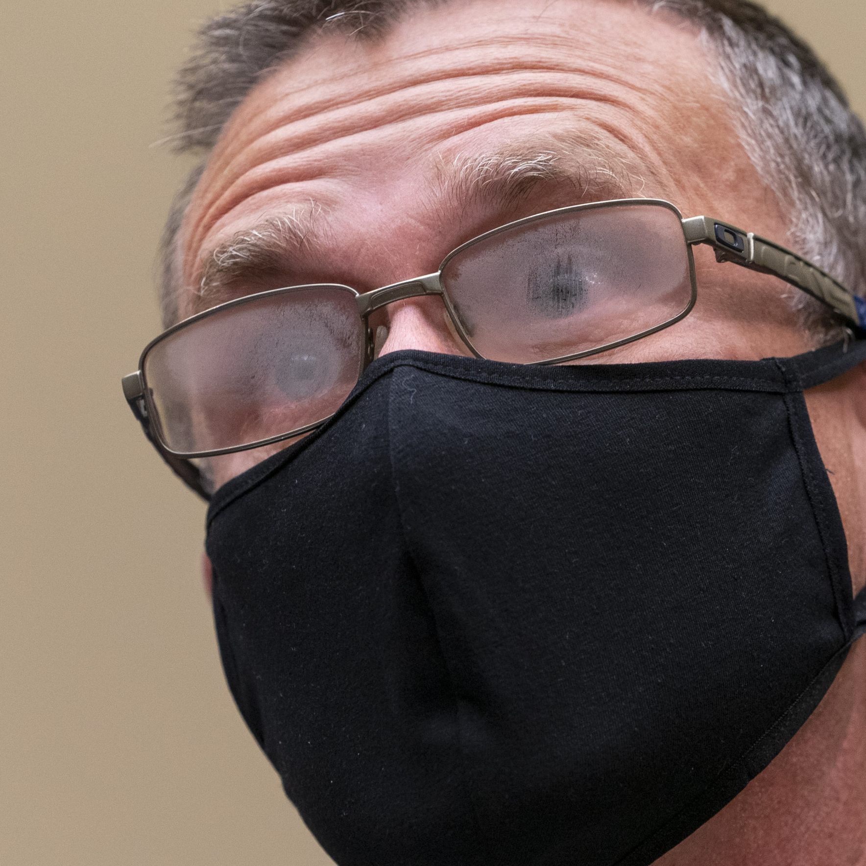 Brillenträger kennen das Problem: Mit Maske beschlagen die Brillengläser ständig.