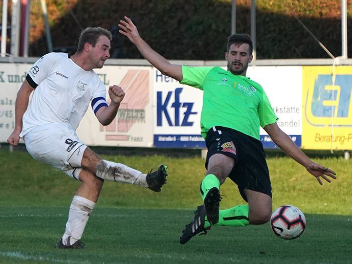 Marcel Keckeis mit dem Torschützen Stefan Eienbach