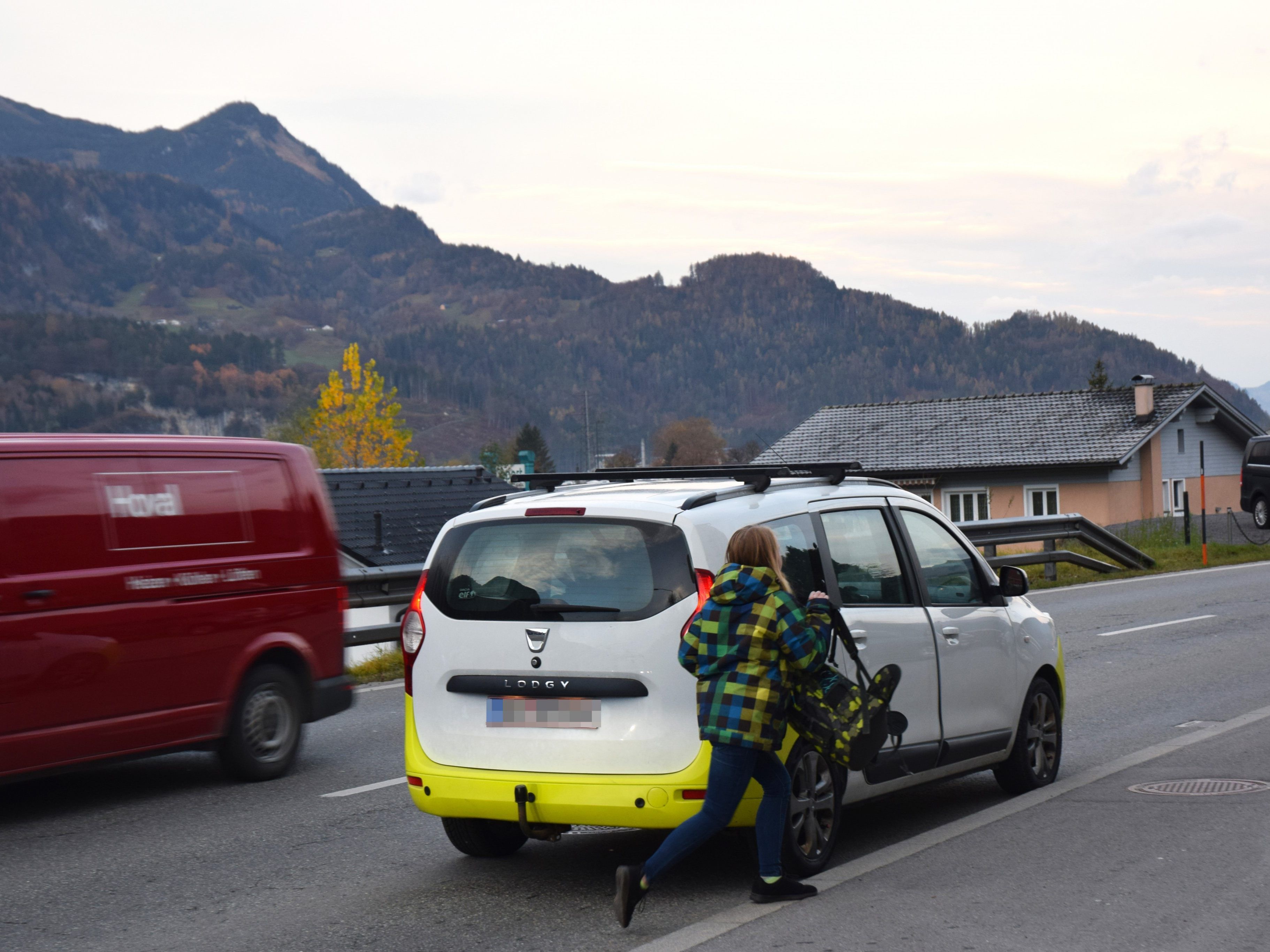 Immer häufiger kommt es vor Volksschulen zu Gefahrensituationen, die durch eine Verringerung von Elterntaxis deutlich entschärft werden können. Immer häufiger kommt es vor Volksschulen zu Gefahrensituationen, die durch eine Verringerung von Elterntaxis deutlich entschärft werden können.