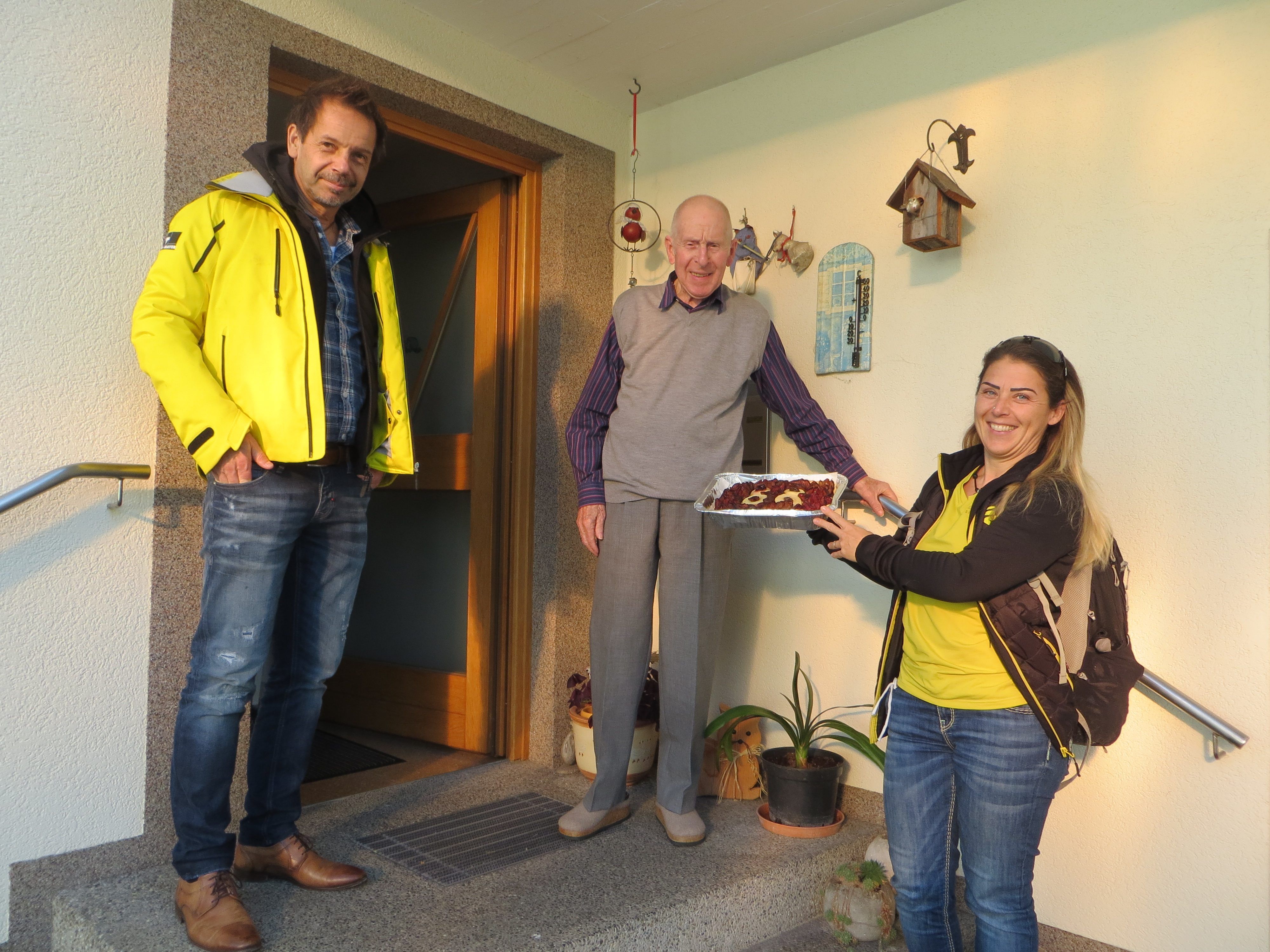 Obmann Markus Hoch und Iris Sauer gratulieren dem ältesten SV Götzis Mitglied Emil Marte zum Geburtstag. Obmann Markus Hoch und Iris Sauer gratulieren dem ältesten SV Götzis Mitglied Emil Marte zum Geburtstag.