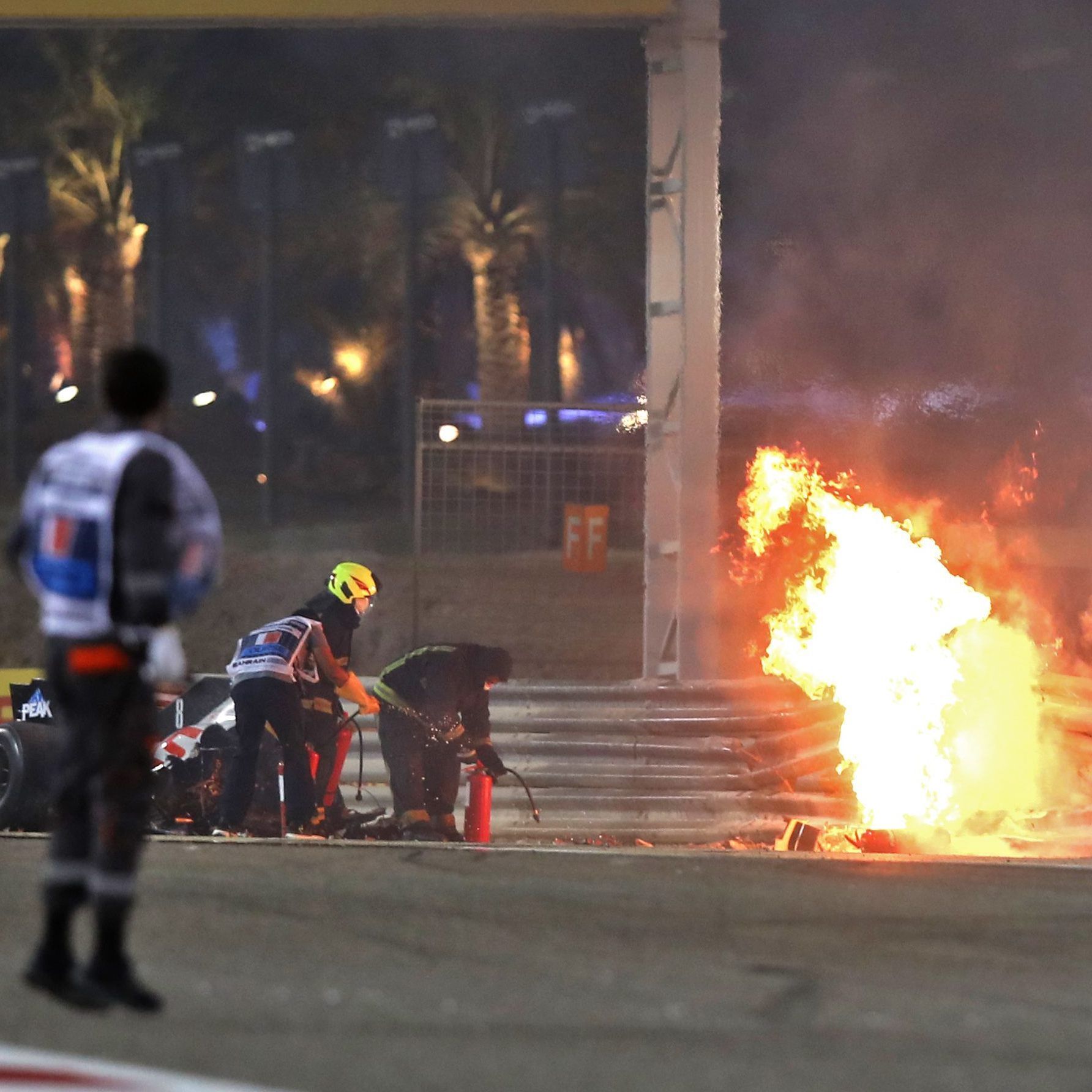Romain Grosjeans Wagen wurde in zwei Teile gerissen und fing Feuer.