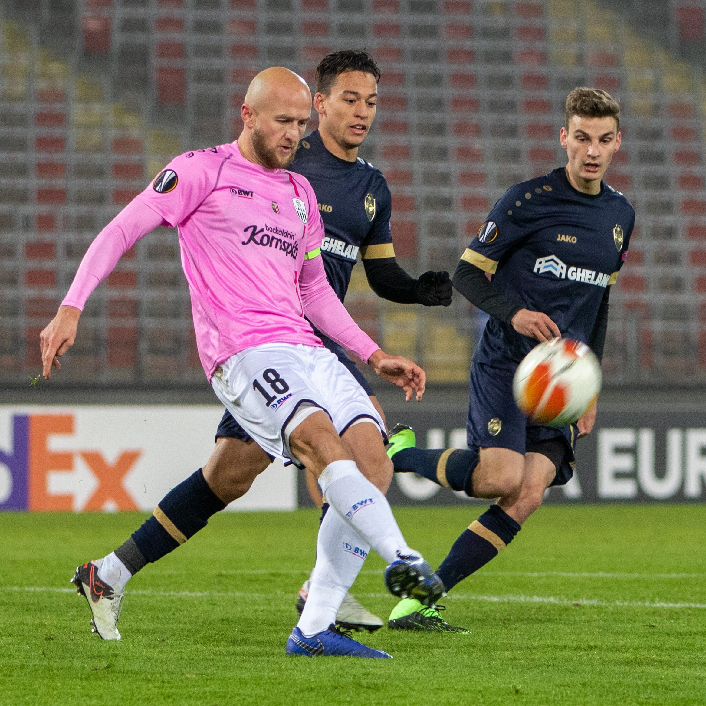 Teamspieler Gernot Trauner leitete mit seiner Roten Karte die Niederlage des LASK ein.