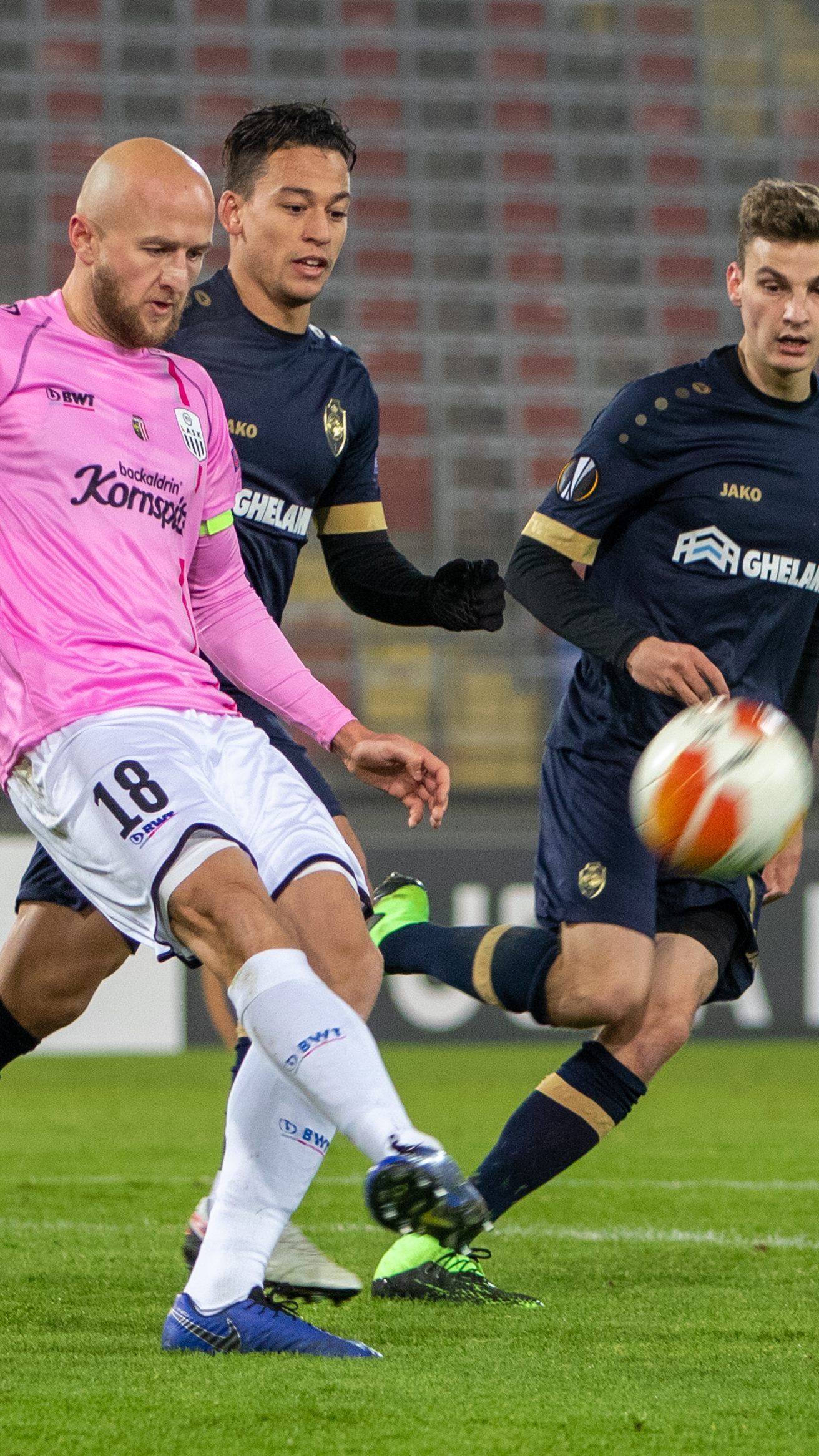 Teamspieler Gernot Trauner leitete mit seiner Roten Karte die Niederlage des LASK ein.