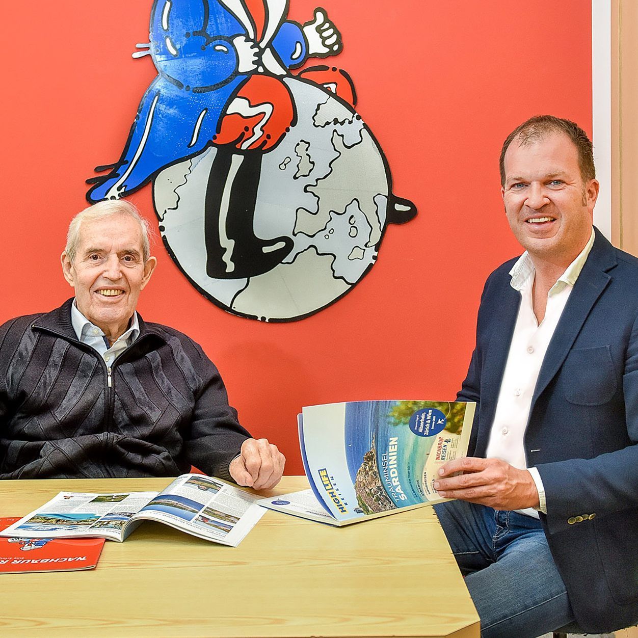 Emil Nachbaur (li.) verkauft sein Unternehmen Nachbaur Reisen seinem Neffen Michael Nachbaur, Eigentümer von High Life Reisen, und tritt 83-jährig in den Ruhestand.