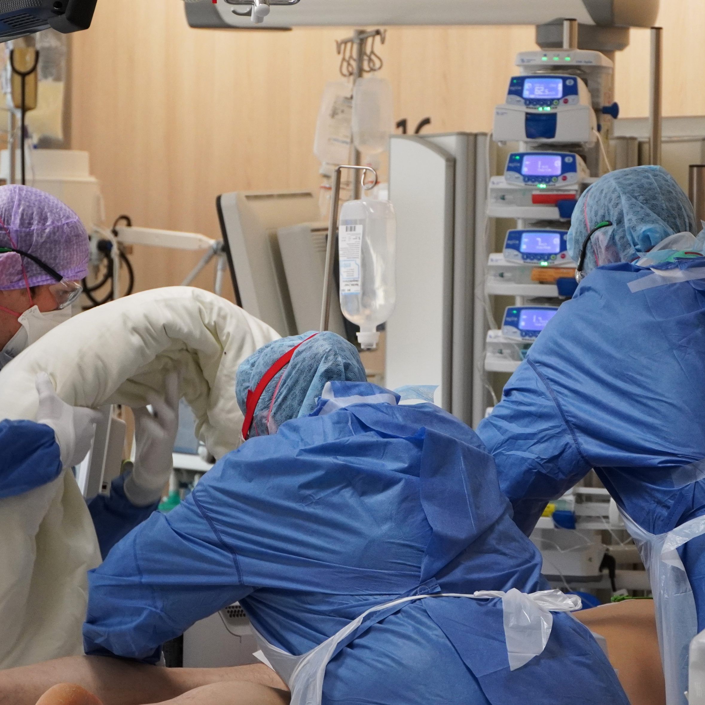 Die Betreuung von Corona-Patienten ist besonders pflegeintensiv. Zu sehen am Bild aus einer Intensivstation an der Innsbrucker Uniklinik.