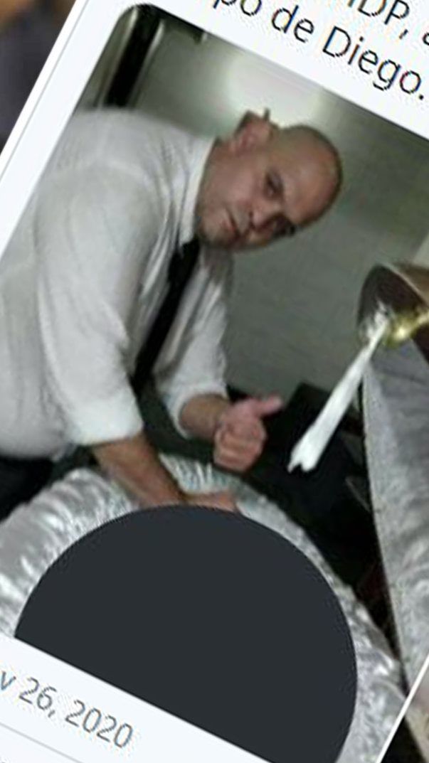 Geschmacklos: Ein Foto mit dem Leichnam von Diego Maradona.