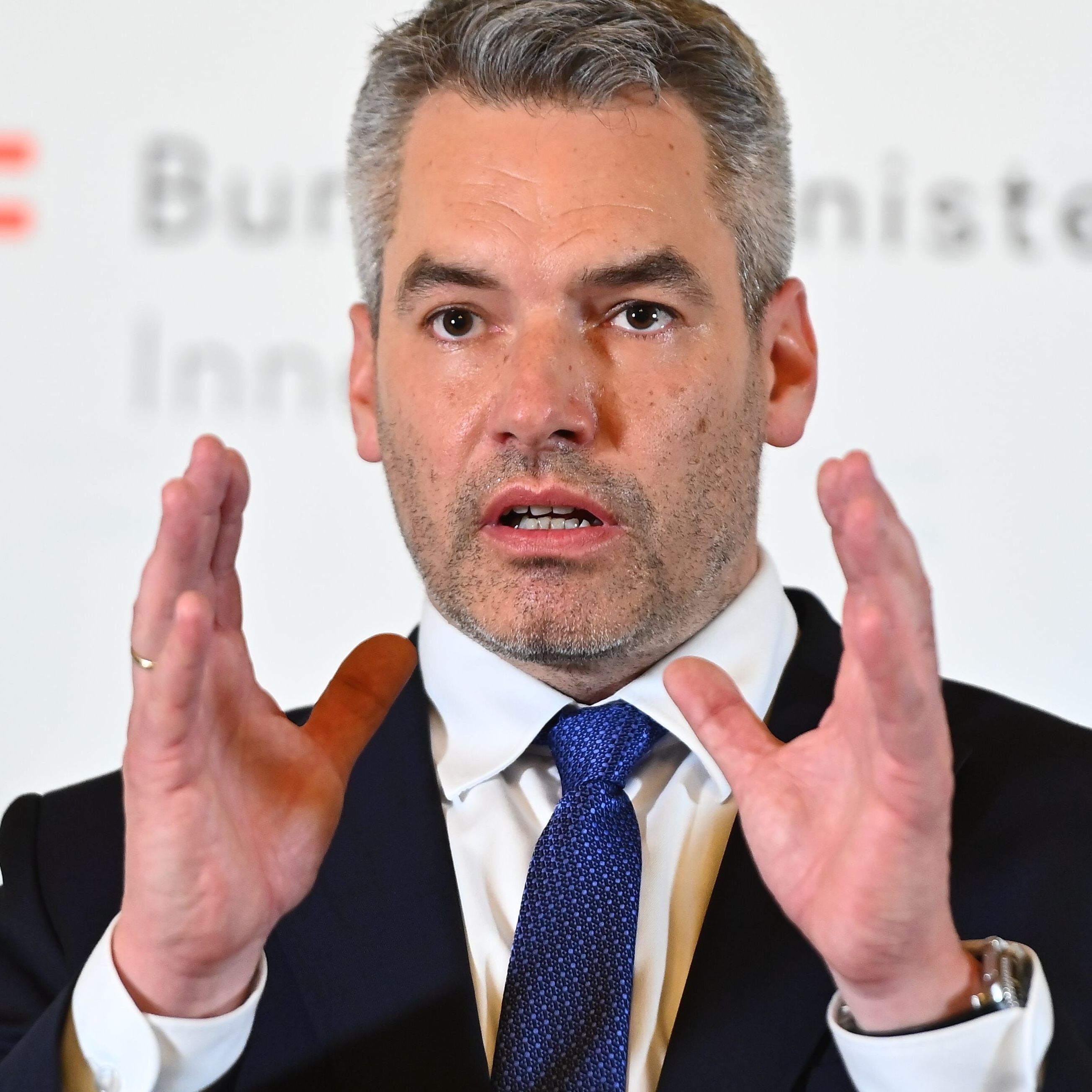 Innenminister Nehammer wird den aktuellsten Stand der Terror-Ermittlungen bekannt geben.