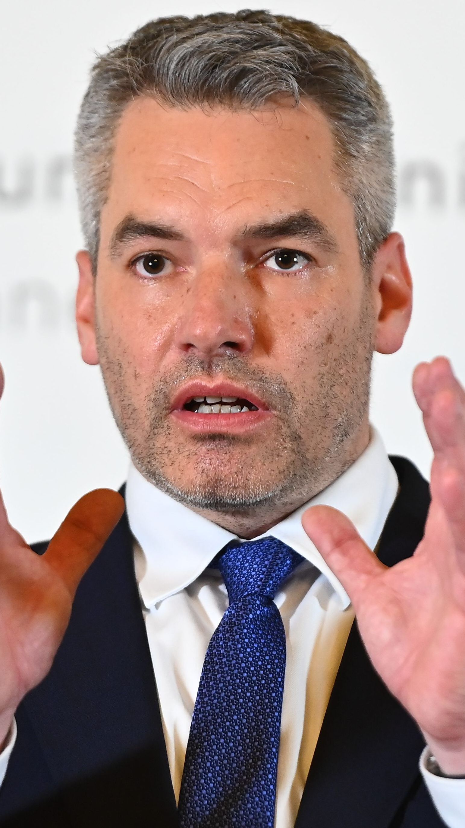 Innenminister Nehammer wird den aktuellsten Stand der Terror-Ermittlungen bekannt geben.