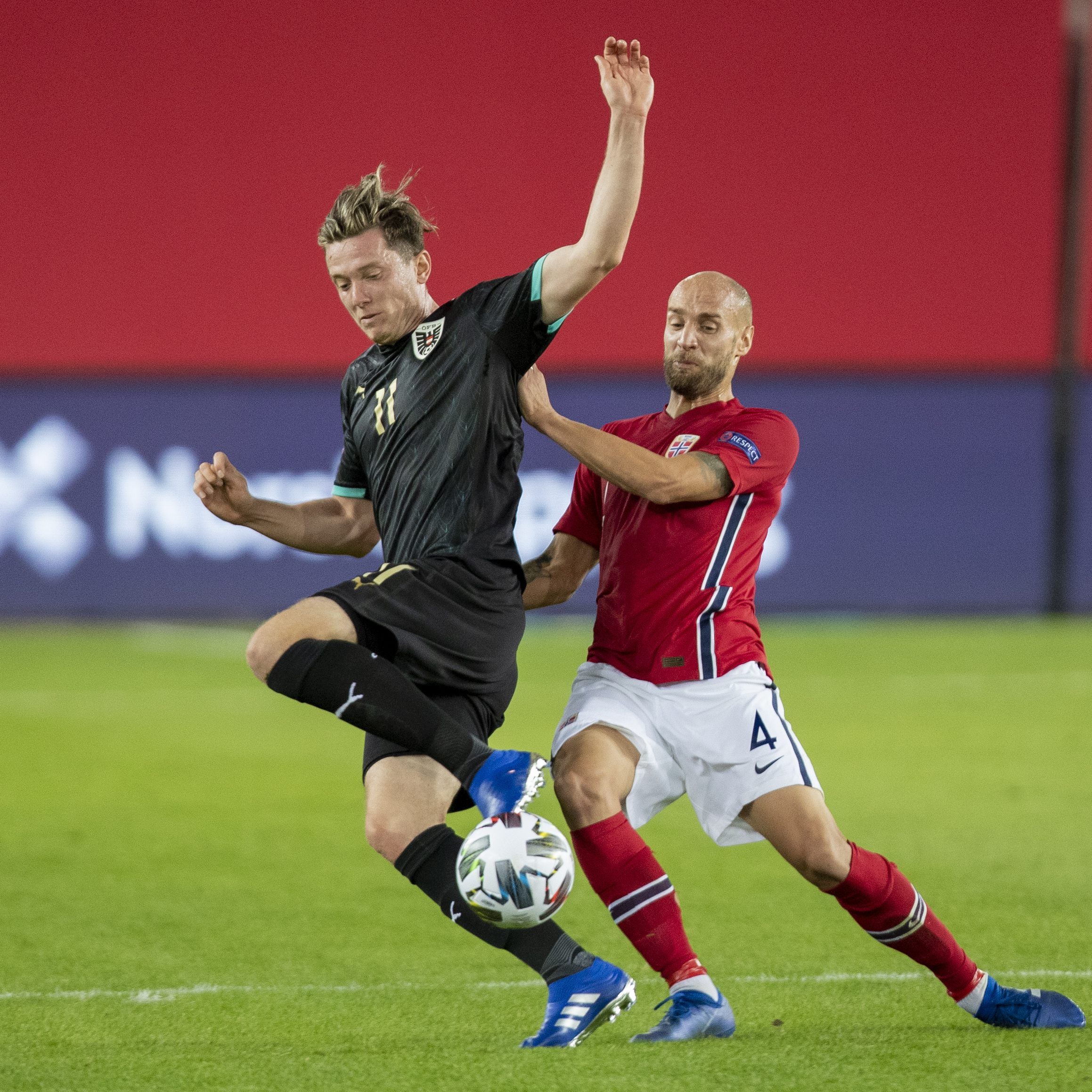 Auf Anordnung der Gesundheitsbehörde wegen der Corona-Pandemie.