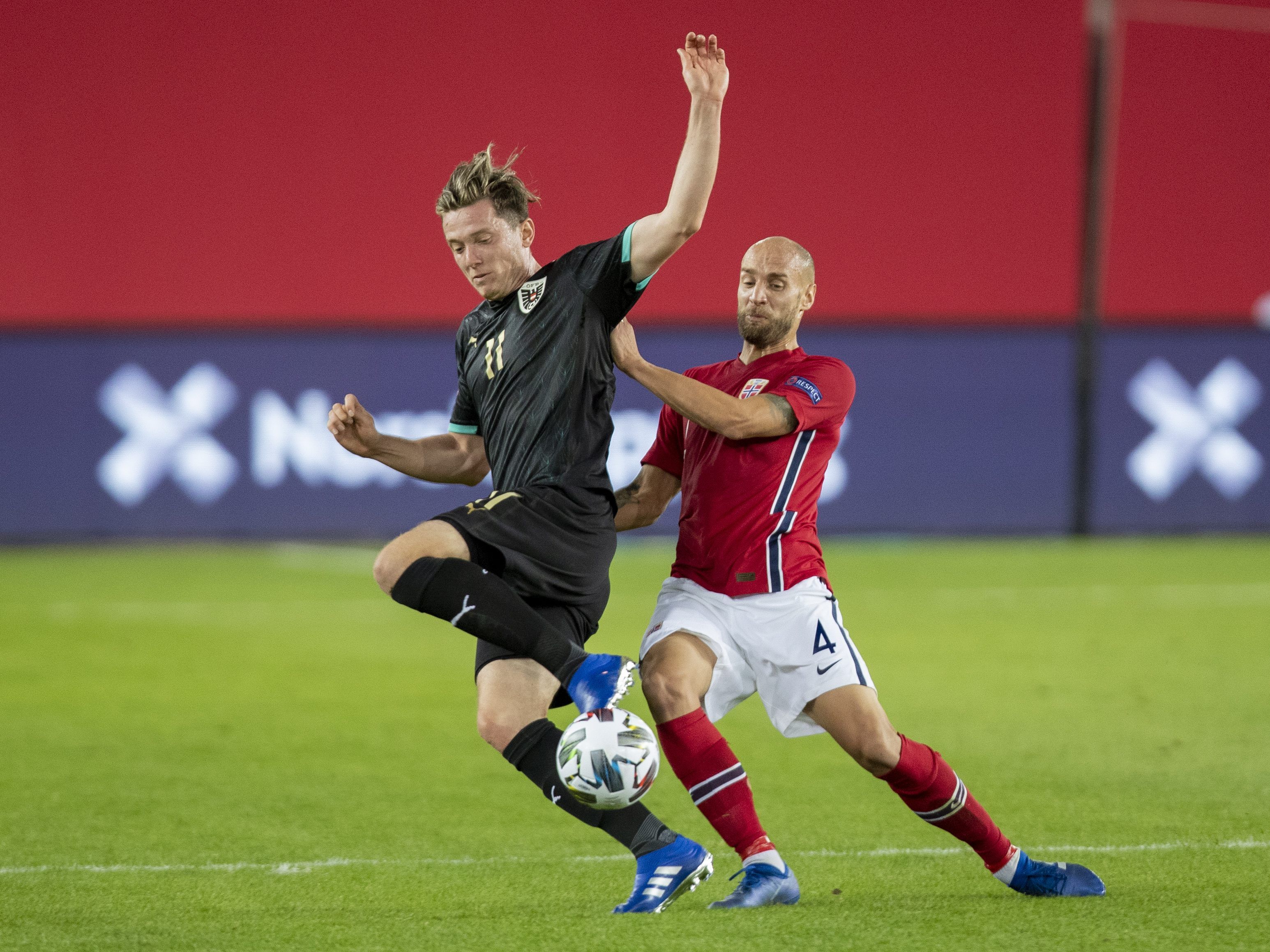 Auf Anordnung der Gesundheitsbehörde wegen der Corona-Pandemie.