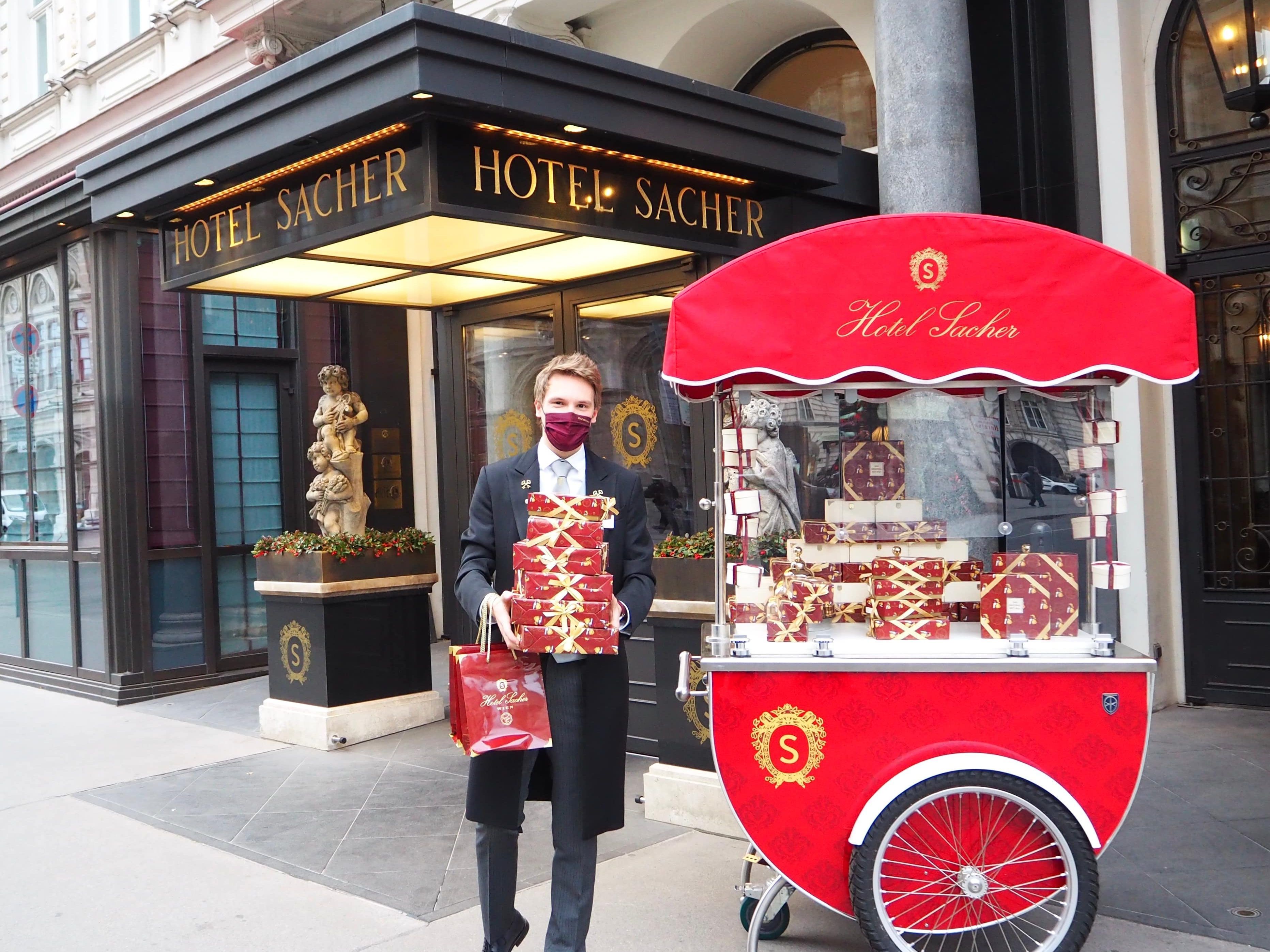 Das Hotel Sacher hat einen Drive-In eingerichtet. Das Hotel Sacher hat einen Drive-In eingerichtet.