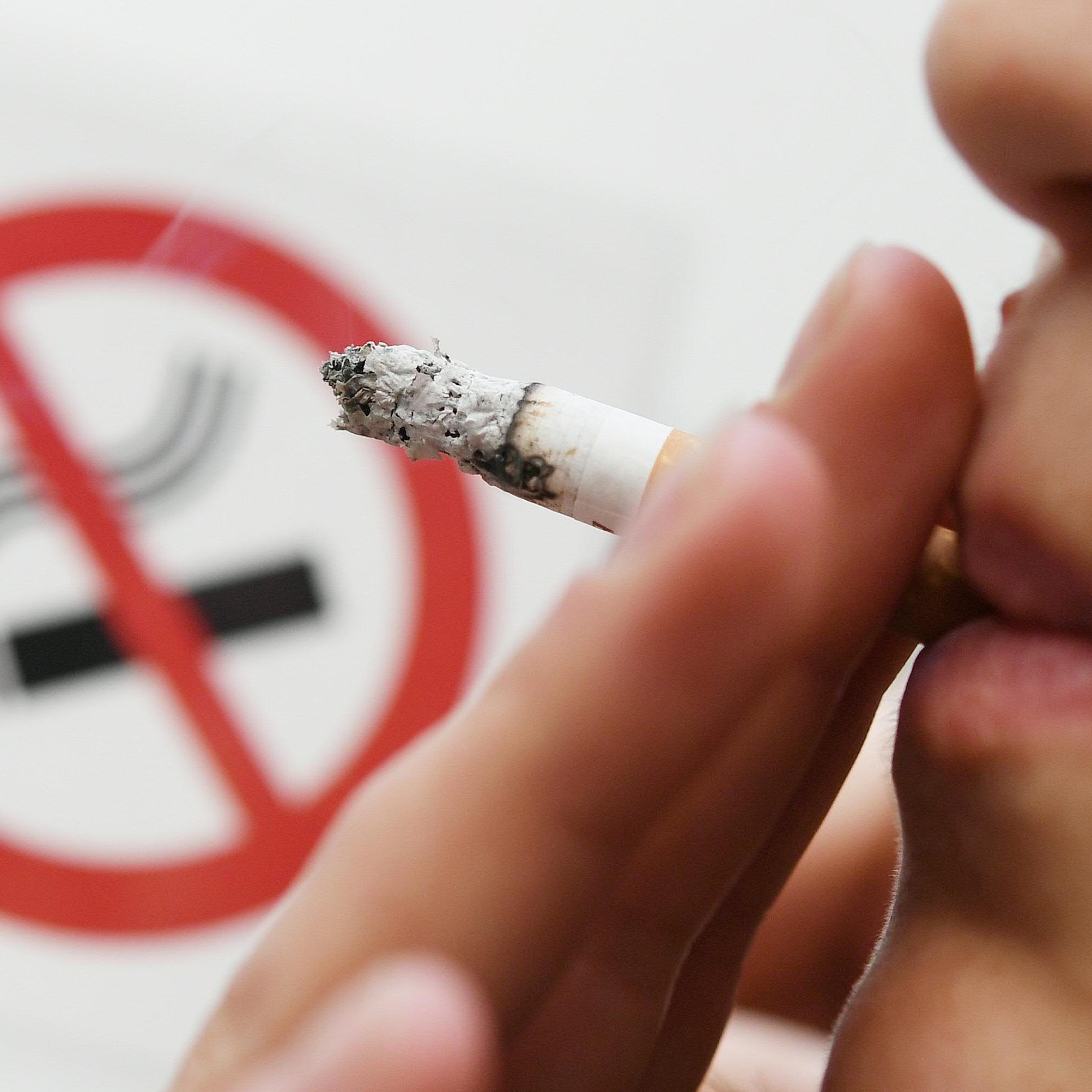 Wenig gebildete Leute greifen eher zur Zigarette.