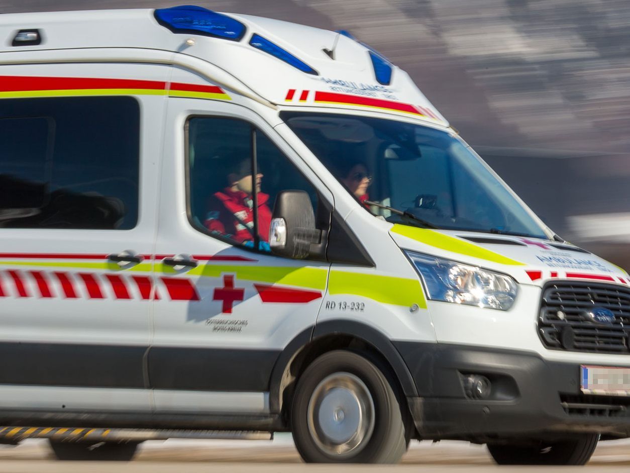 Die Frau wurde auf Verdacht auf Rauchgasvergiftung von der Rettung ins Landeskrankenhaus Feldkirch eingeliefert. Die Frau wurde auf Verdacht auf Rauchgasvergiftung von der Rettung ins Landeskrankenhaus Feldkirch eingeliefert.