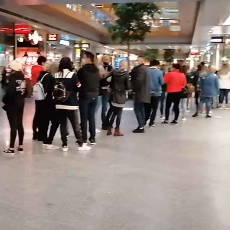 Schlange vor Schuhladen im Zimbapark.