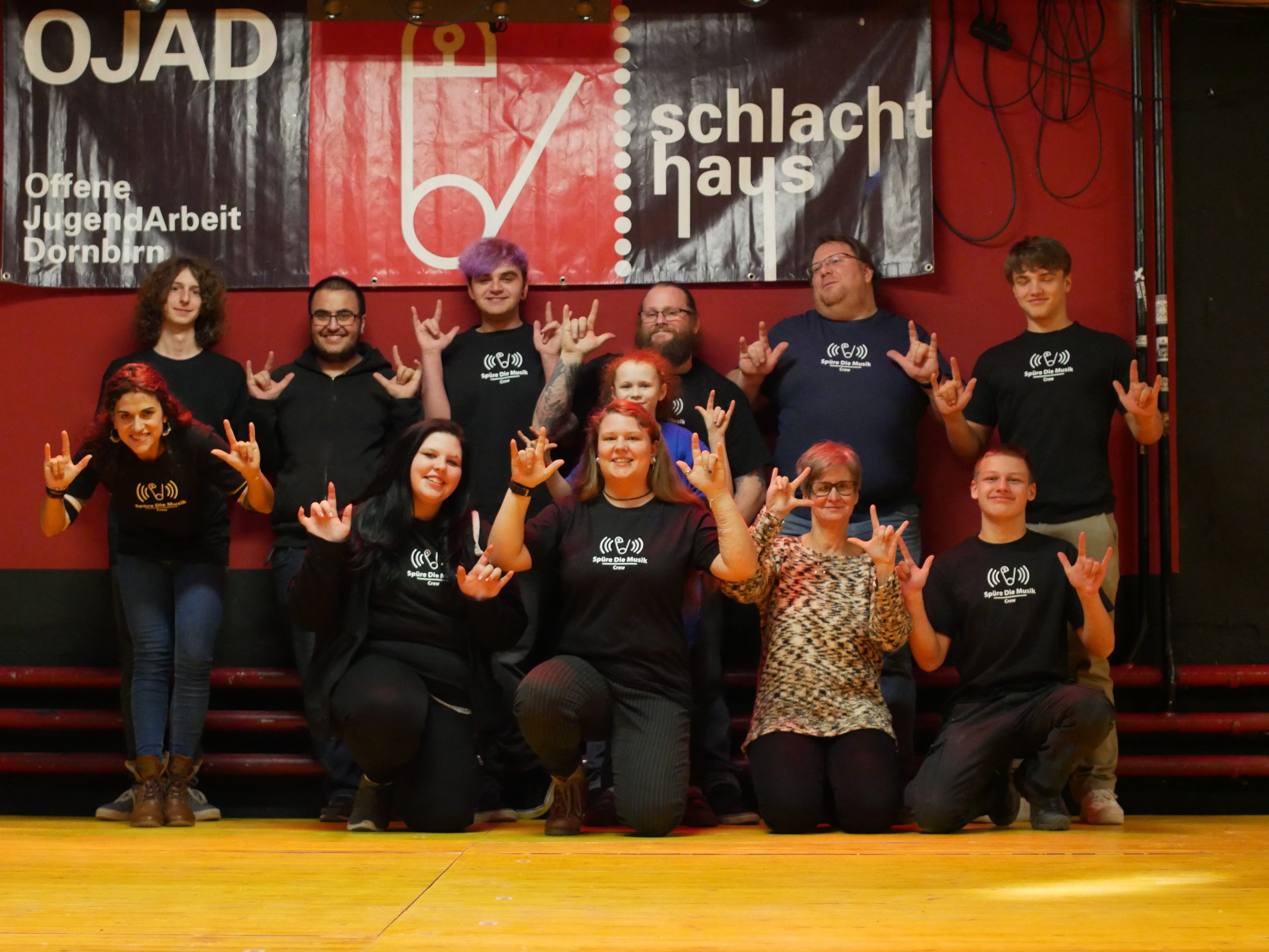 Team OJAD sagt in Gebärdensprache I love you.