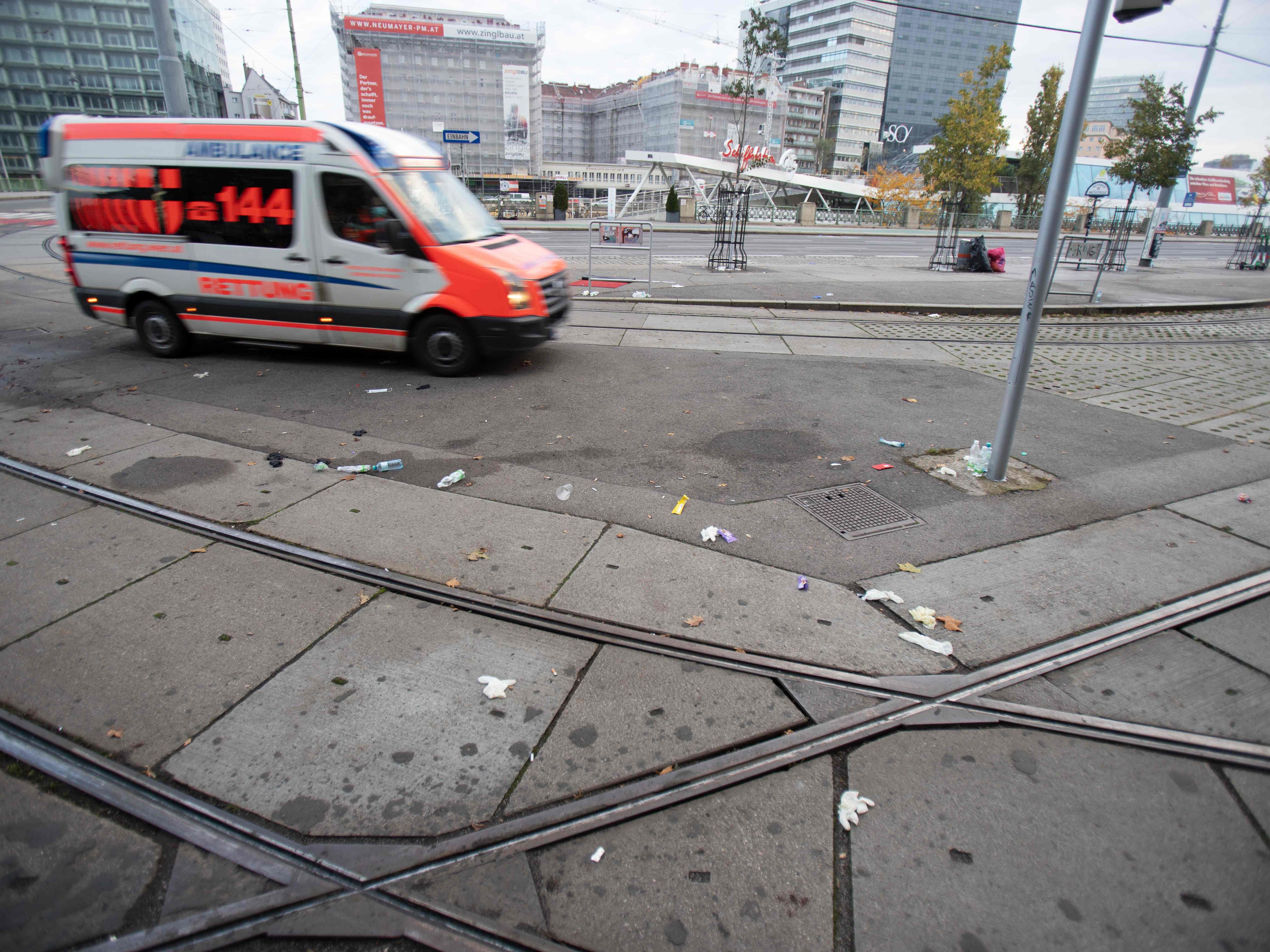 Zwei Tage nach dem Anschlag kehrt etwas Normalität nach Wien zurück. Zwei Tage nach dem Anschlag kehrt etwas Normalität nach Wien zurück.