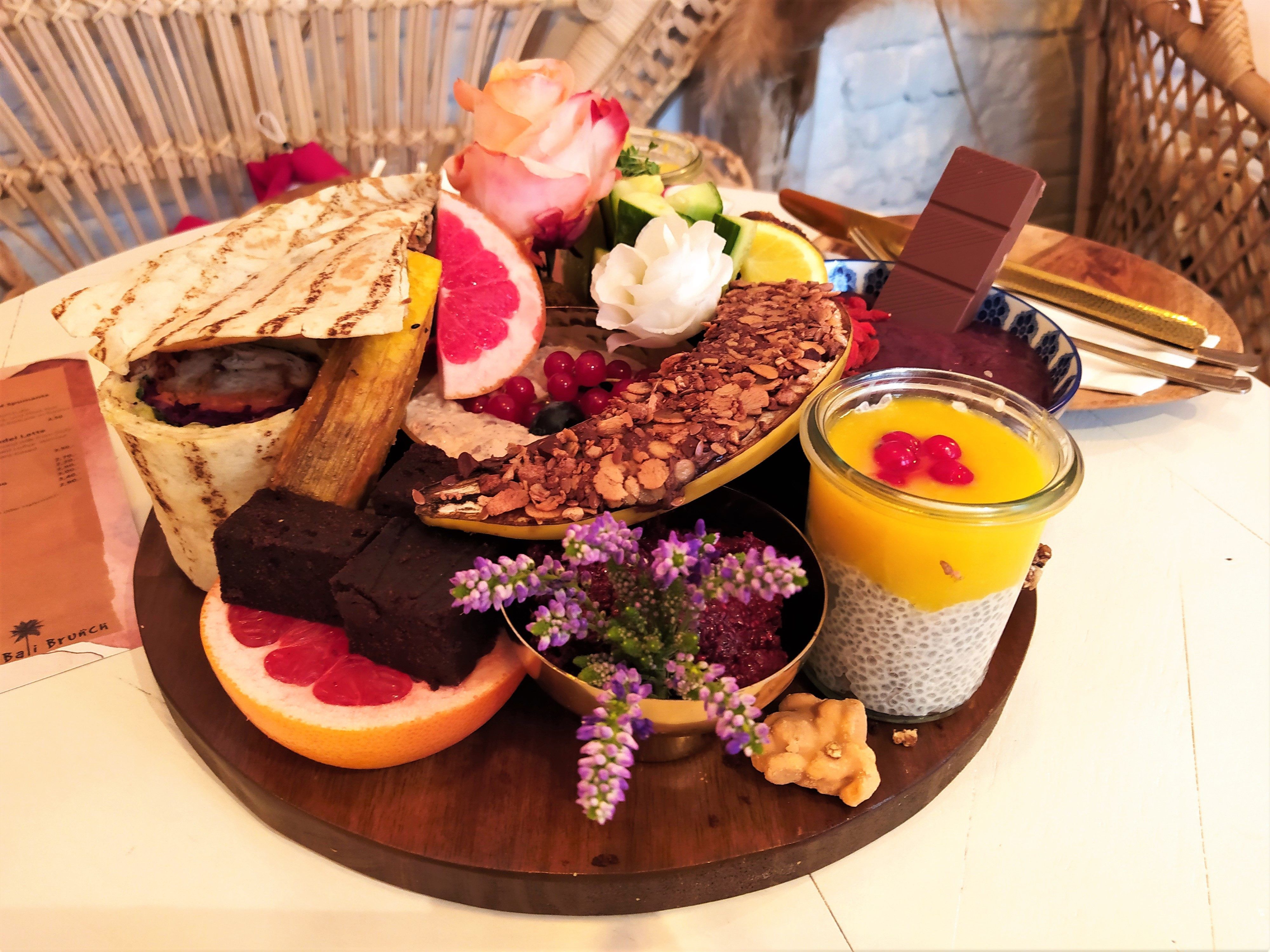 Die Platte beim Bali Brunch ist für zwei Personen kaum zu schaffen.